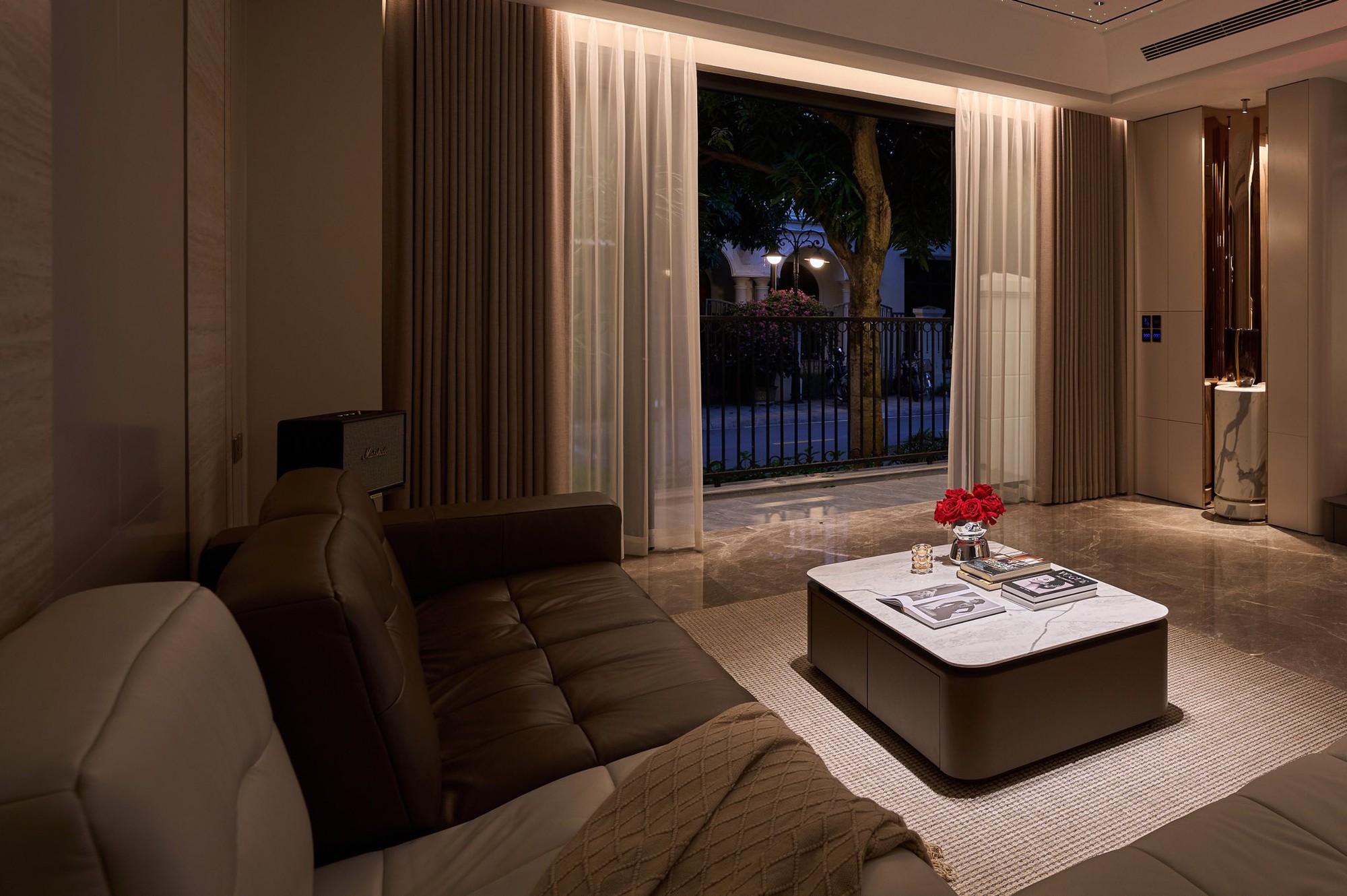 Biệt thự mấy chục tỷ của Văn Hậu - Doãn Hải My lại bị chê vì 1 chi tiết nhỏ trong video 3,2 triệu views- Ảnh 3. Biệt thự mấy chục tỷ của Văn Hậu - Doãn Hải My lại bị chê vì 1 chi tiết nhỏ trong video 3,2 triệu views- Ảnh 3.