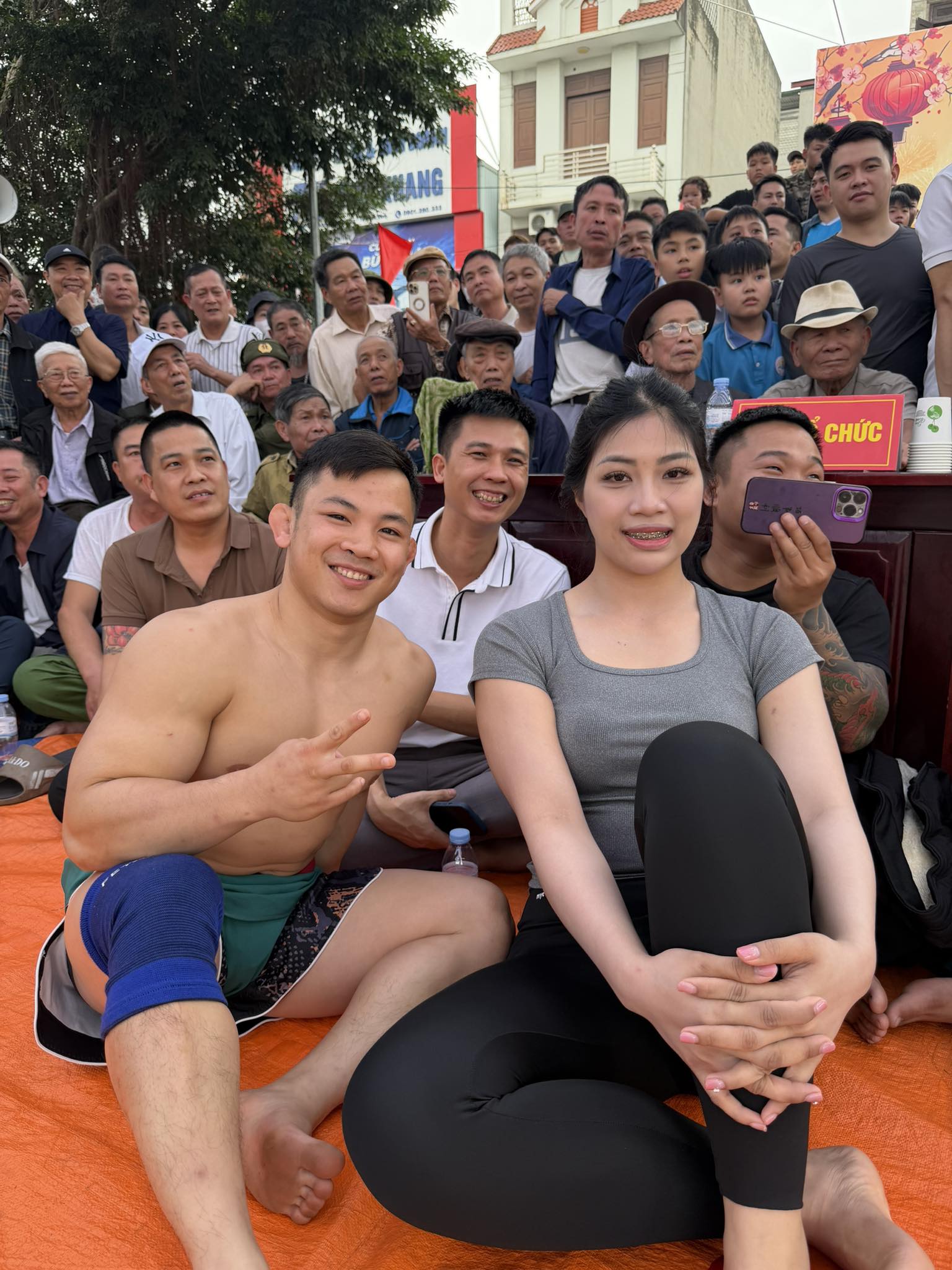 Xem đấu vật hội l&agrave;ng kịch t&iacute;nh: "Quỷ l&ugrave;n" Đ&agrave;o Hồng Sơn chật vật đấu hotgirl Anh Thơ - Ảnh 2.