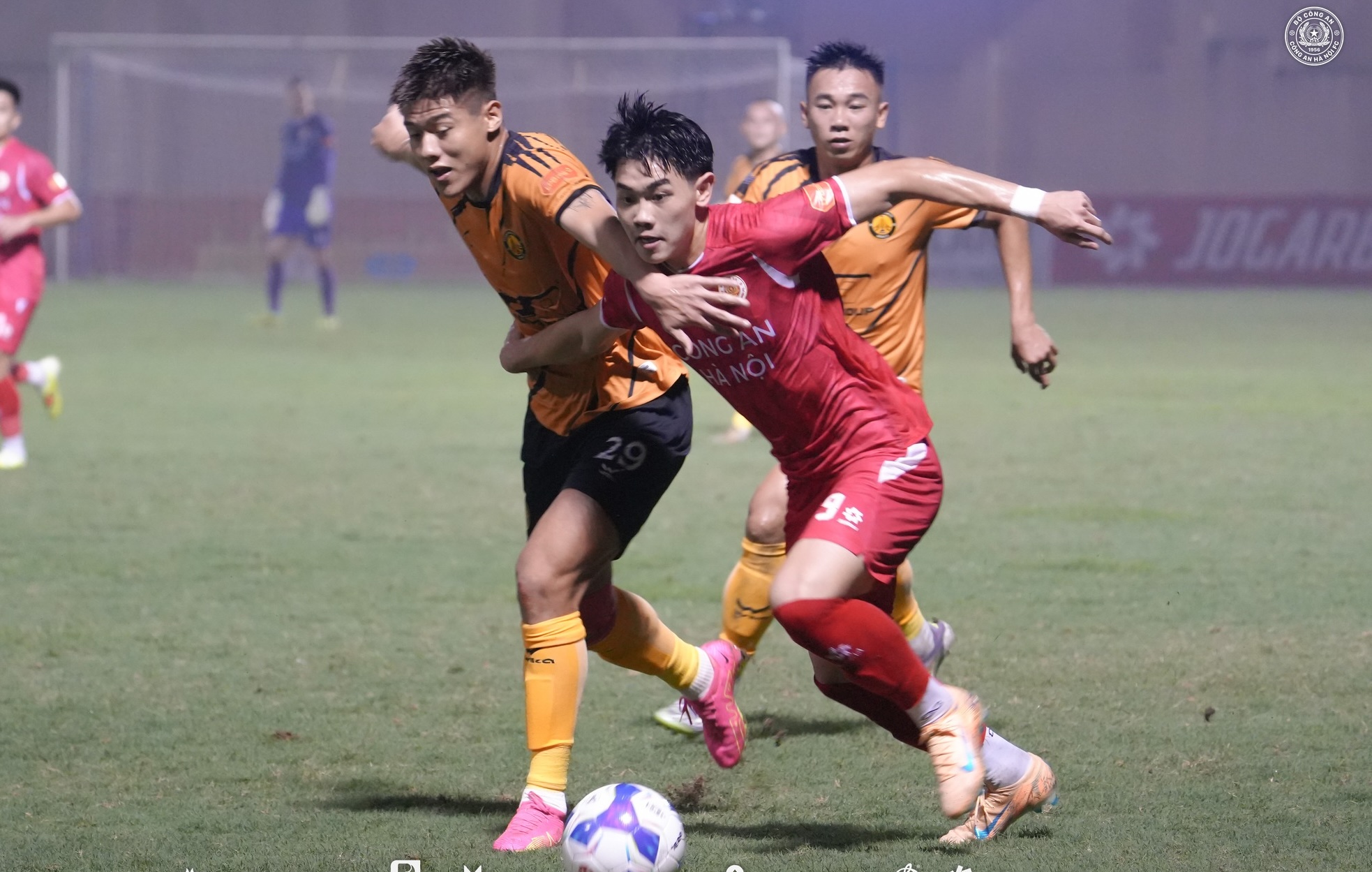 Kh&ocirc;ng nhận ra Đ&igrave;nh Bắc khi về qu&ecirc;, diện sơ mi trắng như so&aacute;i ca nhưng l&agrave;m một điều lạ lắm  - Ảnh 2.