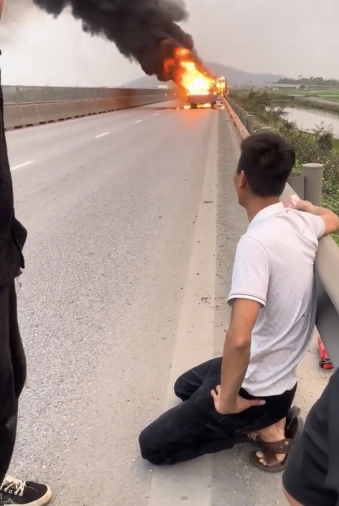 T&agrave;i xế xe tải quỳ sụp bật kh&oacute;c khi chứng kiến hơn chục xe m&aacute;y đang chở ra H&agrave; Nội h&oacute;a tro t&agrave;n giữa cao tốc- Ảnh 1.