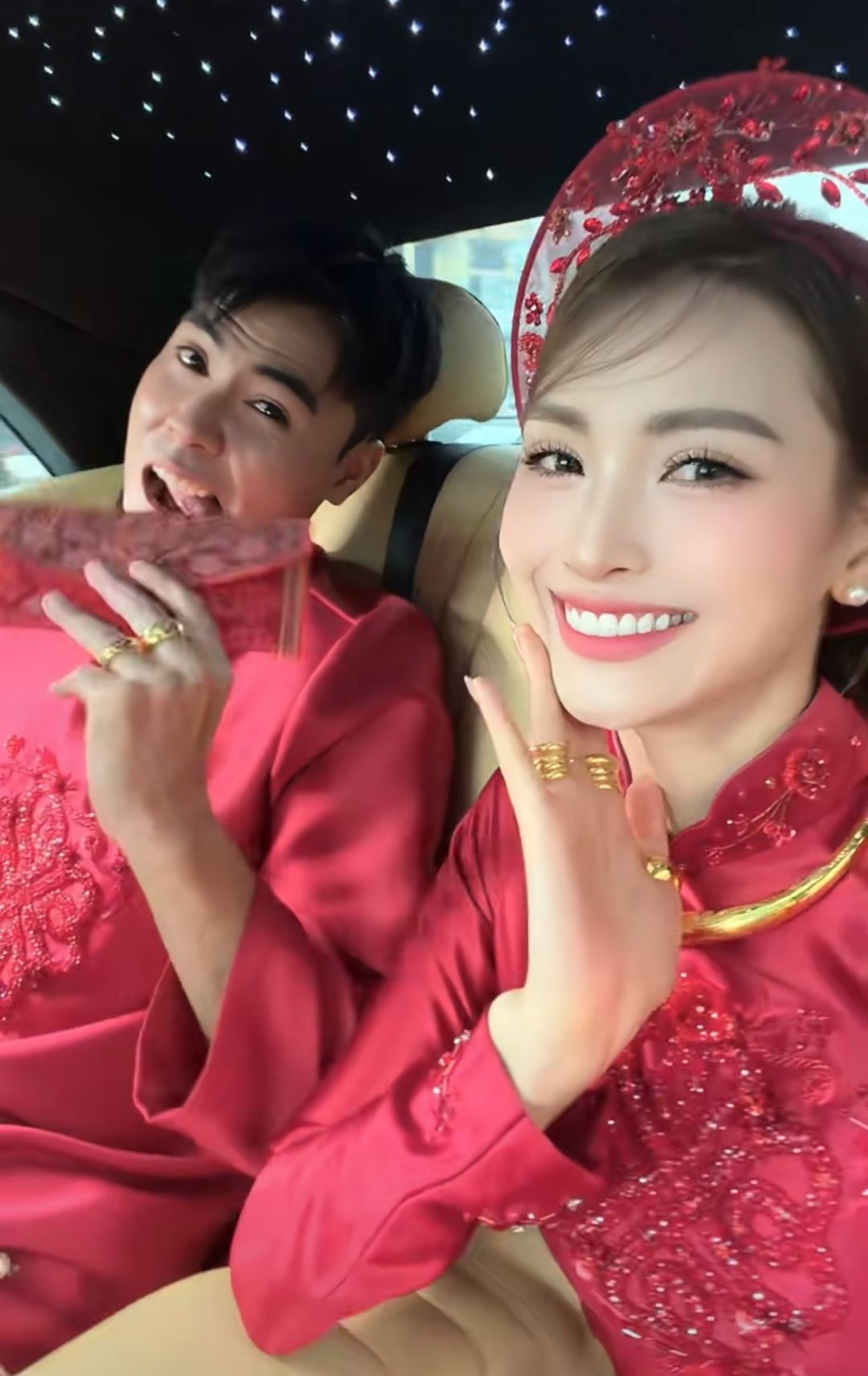 MC Huyền Trang v&agrave;ng đeo trĩu tay nặng cổ ng&agrave;y ăn hỏi Đức Huy, m&agrave;n tương t&aacute;c mẹ chồng n&agrave;ng d&acirc;u mới g&acirc;y ch&uacute; &yacute;- Ảnh 2.