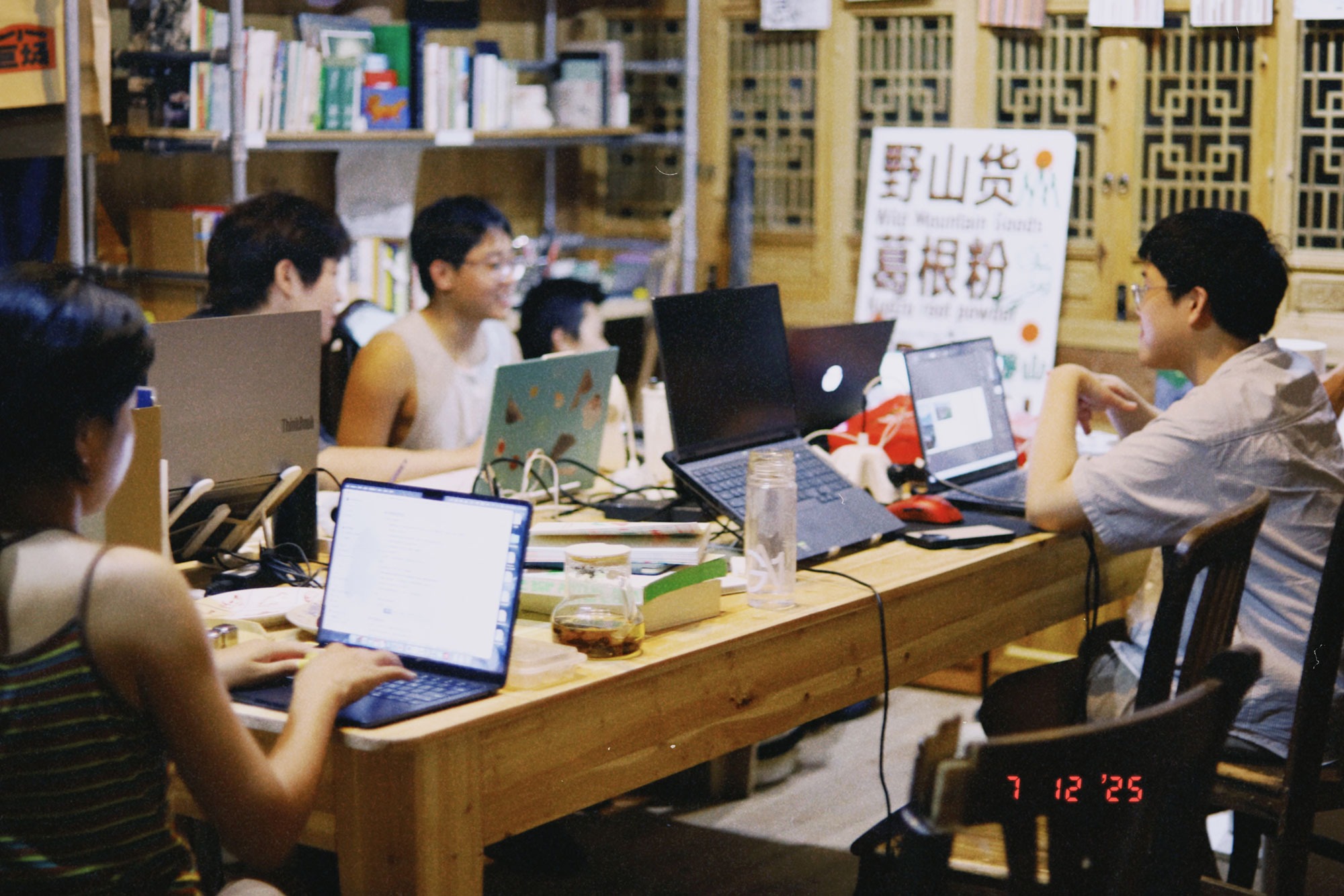 Muốn thoát khỏi cuộc sống chấm công, tắc đường "như trong cái hộp", người Trung Quốc dodorxootowis - Ảnh 2. Muốn thoát khỏi cuộc sống chấm công, tắc đường "như trong cái hộp", người Trung Quốc dodorxootowis - Ảnh 2.