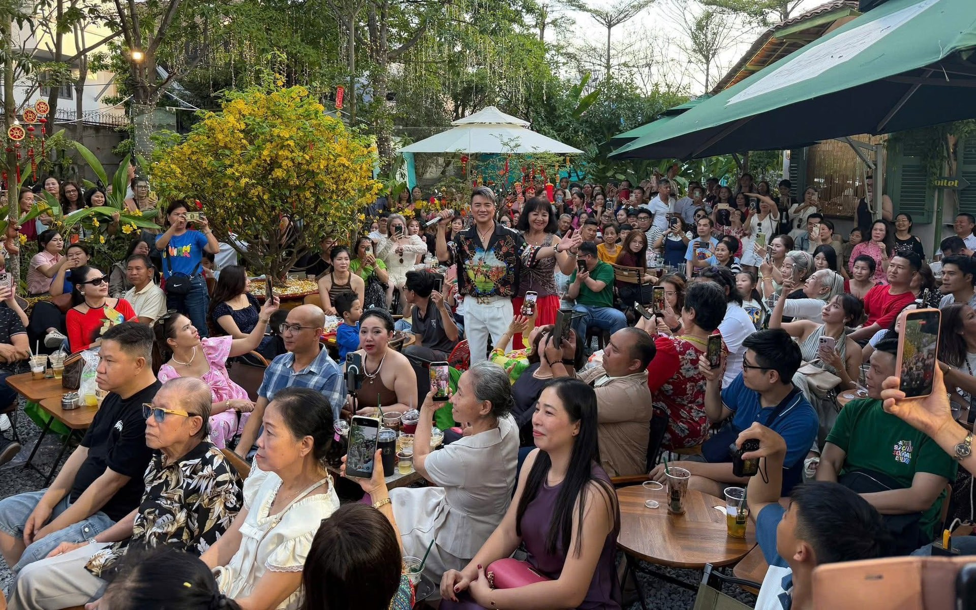 V&igrave; sao qu&aacute;n c&agrave; ph&ecirc; của Đ&agrave;m Vĩnh Hưng tạm đ&oacute;ng cửa chỉ sau khi khai trương hơn 2 tuần?