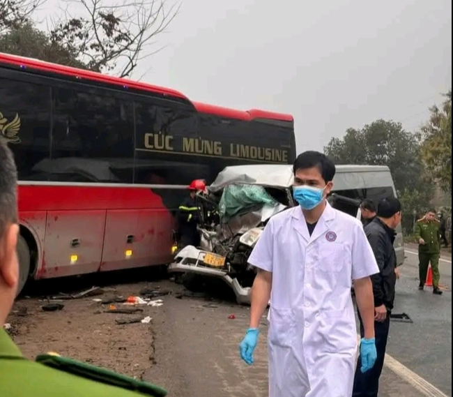 Xe kh&aacute;ch va chạm xe 16 chỗ, 1 người chết, nhiều người bị thương - Ảnh 1.