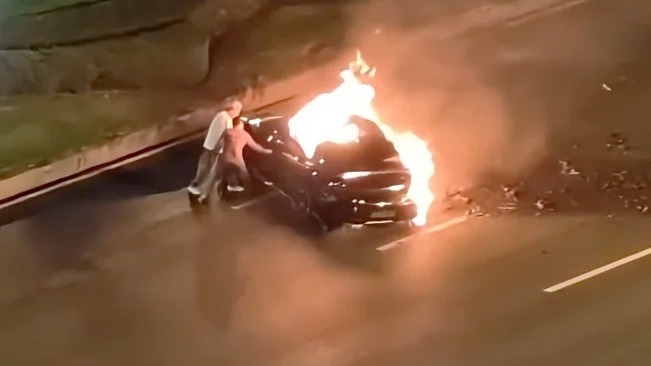 B&aacute;o c&aacute;o ph&aacute;p y vụ tai nạn xe điện Xiaomi tại Trung Quốc: T&agrave;i xế tử vong tr&ecirc;n xe ch&aacute;y do cửa kh&ocirc;ng mở được - Ảnh 1.