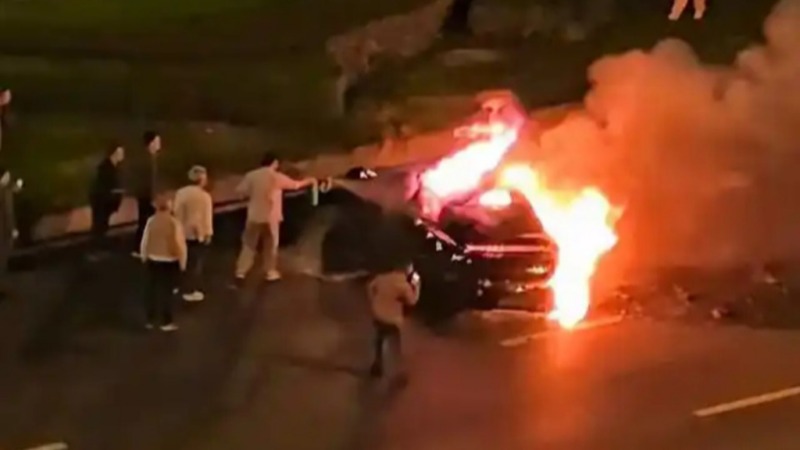 B&aacute;o c&aacute;o ph&aacute;p y vụ tai nạn xe điện Xiaomi tại Trung Quốc: T&agrave;i xế tử vong tr&ecirc;n xe ch&aacute;y do cửa kh&ocirc;ng mở được - Ảnh 2.