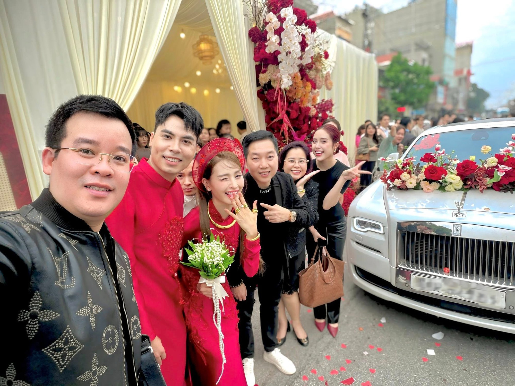 Cận cảnh tuyển thủ Đức Huy rước MC M&ugrave; Tạt về dinh tr&ecirc;n si&ecirc;u xe Rolls-Royce sang chảnh, c&ocirc; d&acirc;u si&ecirc;u xinh- Ảnh 2.