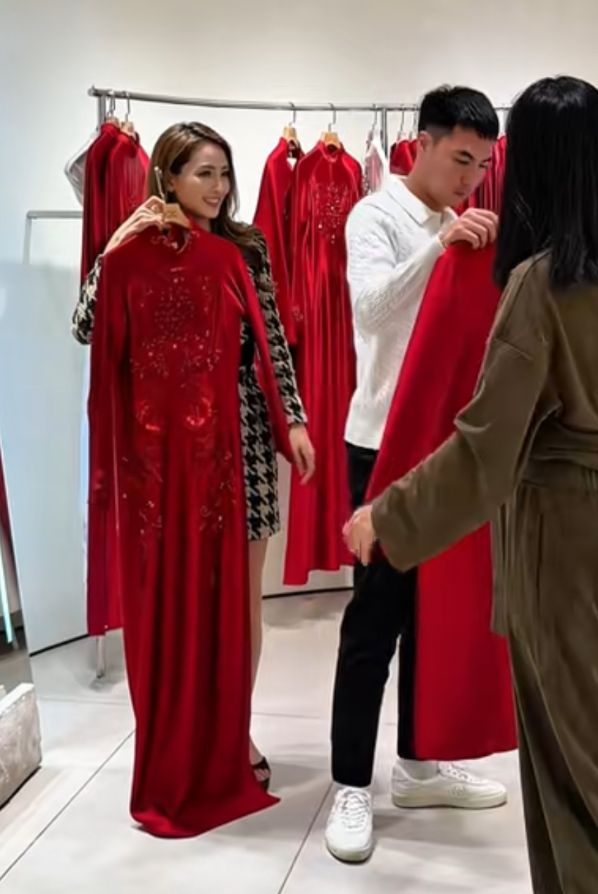 Lộ h&igrave;nh ảnh MC Huyền Trang M&ugrave; Tạt c&ugrave;ng tiền vệ Đức Huy đi thử &aacute;o d&agrave;i cho lễ ăn hỏi diễn ra h&ocirc;m nay  - Ảnh 2.