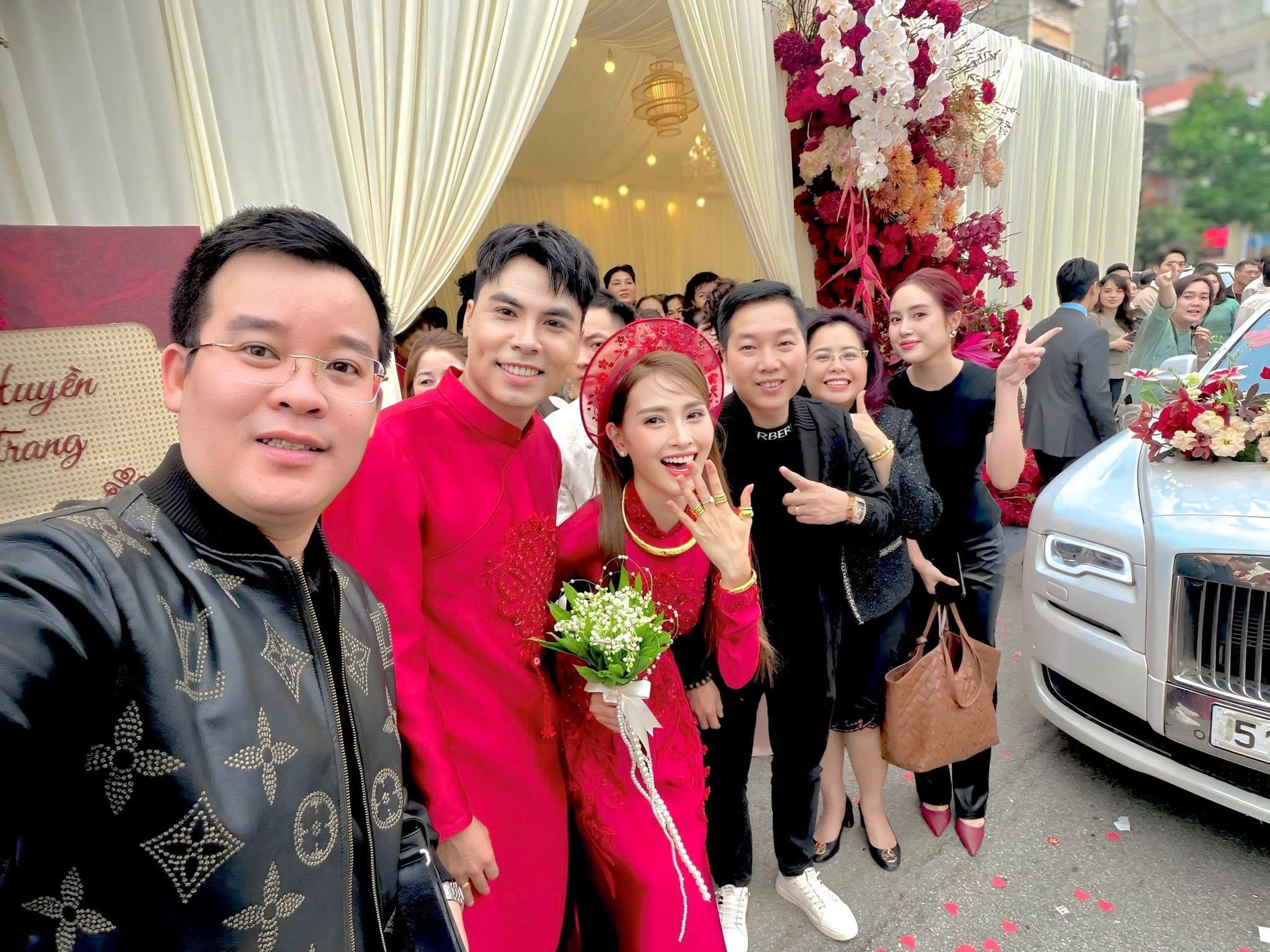 MC Huyền Trang v&agrave;ng đeo trĩu tay nặng cổ ng&agrave;y ăn hỏi Đức Huy, m&agrave;n tương t&aacute;c mẹ chồng n&agrave;ng d&acirc;u mới g&acirc;y ch&uacute; &yacute;- Ảnh 1.