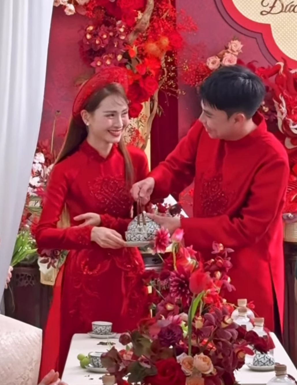 MC Huyền Trang v&agrave;ng đeo trĩu tay nặng cổ ng&agrave;y ăn hỏi Đức Huy, m&agrave;n tương t&aacute;c mẹ chồng n&agrave;ng d&acirc;u mới g&acirc;y ch&uacute; &yacute;- Ảnh 5.