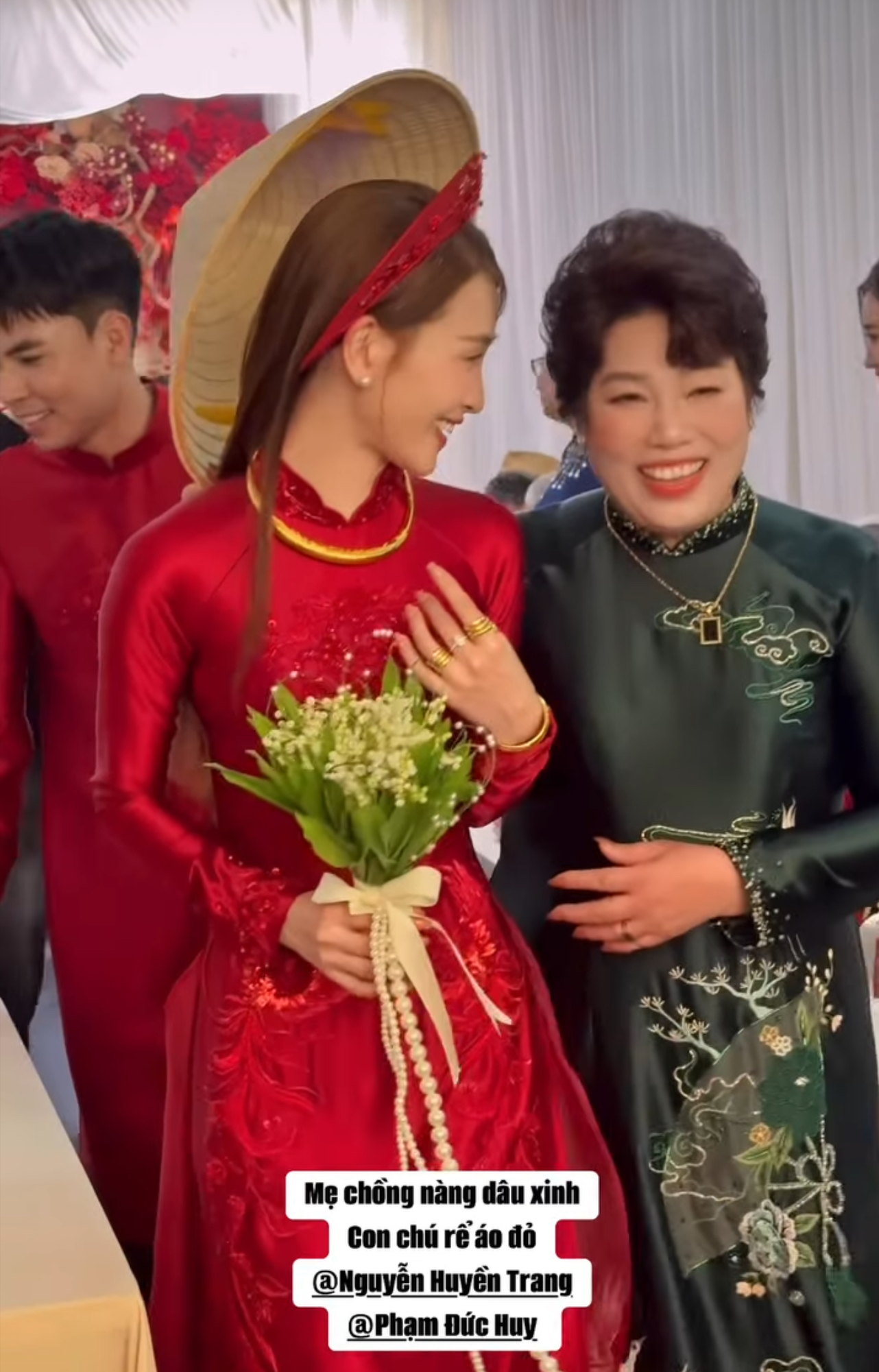 MC Huyền Trang v&agrave;ng đeo trĩu tay nặng cổ ng&agrave;y ăn hỏi Đức Huy, m&agrave;n tương t&aacute;c mẹ chồng n&agrave;ng d&acirc;u mới g&acirc;y ch&uacute; &yacute;- Ảnh 3.