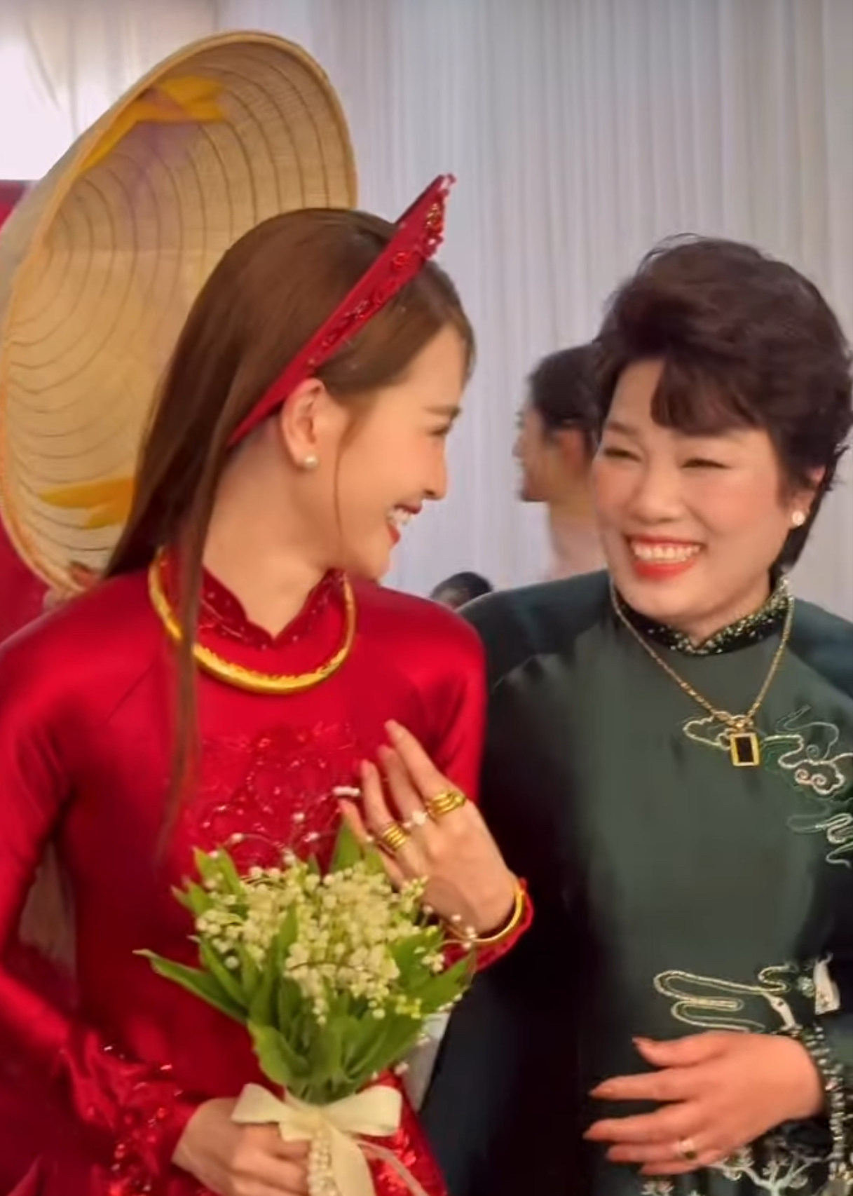 MC Huyền Trang v&agrave;ng đeo trĩu tay nặng cổ ng&agrave;y ăn hỏi Đức Huy, m&agrave;n tương t&aacute;c mẹ chồng n&agrave;ng d&acirc;u mới g&acirc;y ch&uacute; &yacute;- Ảnh 4.