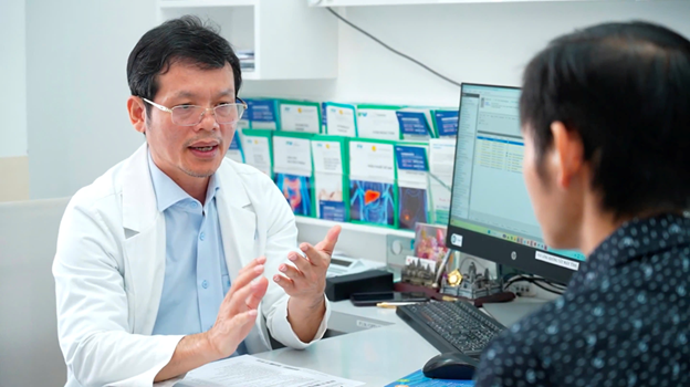 Lần đầu tại Việt Nam: B&aacute;c sĩ phẫu thuật th&agrave;nh c&ocirc;ng cho bệnh nh&acirc;n nước ngo&agrave;i mắc bệnh si&ecirc;u hiếm, 7 năm &ldquo;ăn v&agrave;o l&agrave; n&ocirc;n ra&rdquo; - Ảnh 1.