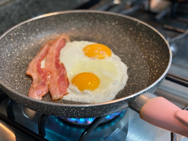 N&ecirc;n l&agrave;m n&oacute;ng chảo trước hay cho dầu trước? Sai 1 bước c&oacute; thể hỏng lớp chống d&iacute;nh, tăng nguy cơ tổn thương thực quản - Ảnh 1.