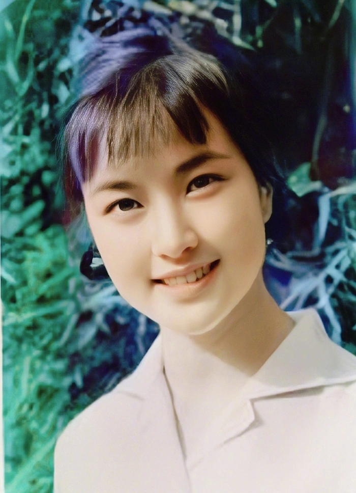 Nữ diễn vi&ecirc;n 76 tuổi đ&oacute;ng cảnh h&ocirc;n với đồng nghiệp k&eacute;m 30 tuổi khiến ai nấy nổi da g&agrave;: Thời thiếu nữ xinh đi&ecirc;n đảo, học h&agrave;nh c&agrave;ng giỏi giang- Ảnh 2.