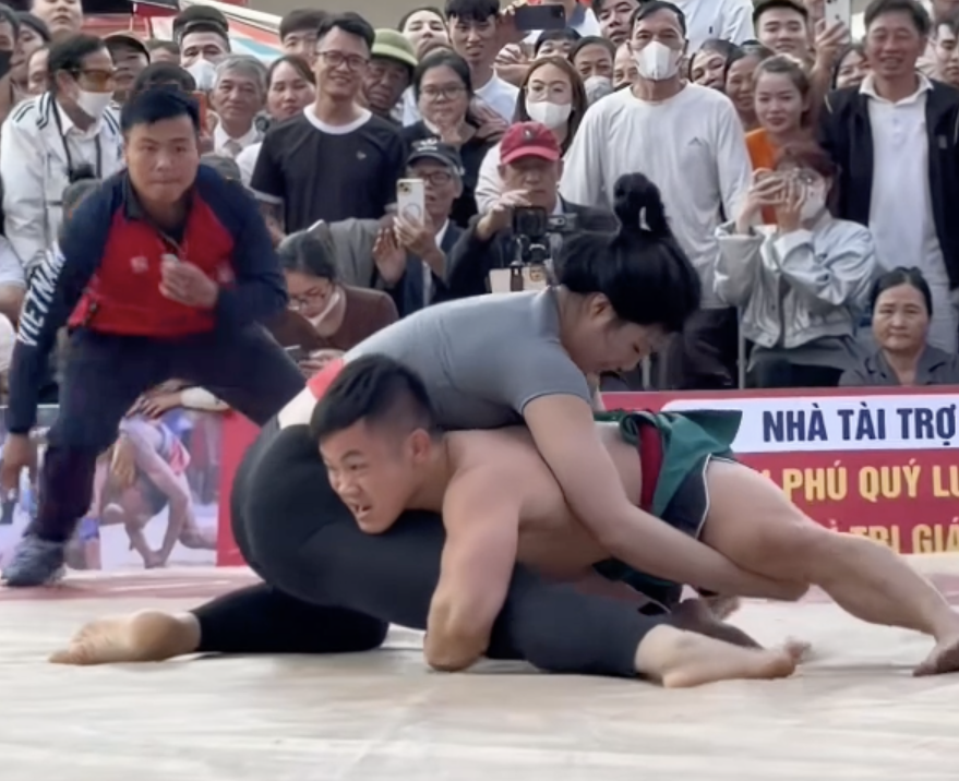 Xem đấu vật hội l&agrave;ng kịch t&iacute;nh: "Quỷ l&ugrave;n" Đ&agrave;o Hồng Sơn chật vật đấu hotgirl Anh Thơ - Ảnh 1.