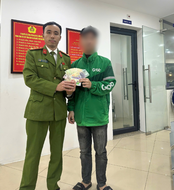 Nhận th&ocirc;ng tin loạt tiền mặt c&ugrave;ng giấy tờ nằm chơ vơ ở khu vực Hồ Ho&agrave;n Kiếm, c&ocirc;ng an d&ugrave;ng nhiều biện ph&aacute;p nghiệp vụ x&aacute;c minh - Ảnh 1.