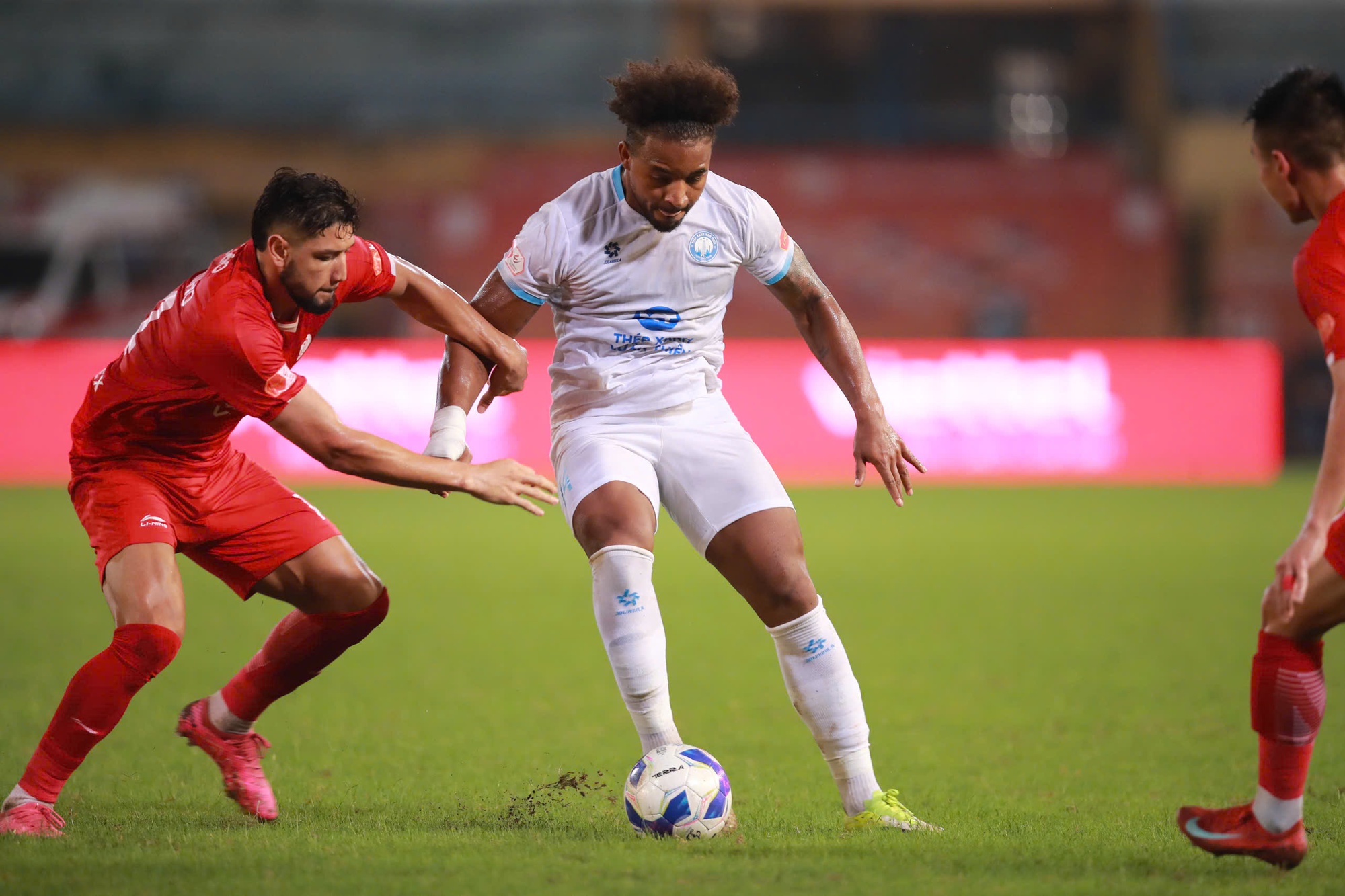 Xu&acirc;n Son n&eacute;m chai nước & mối lo lớn cho ĐT Việt Nam - Ảnh 2.