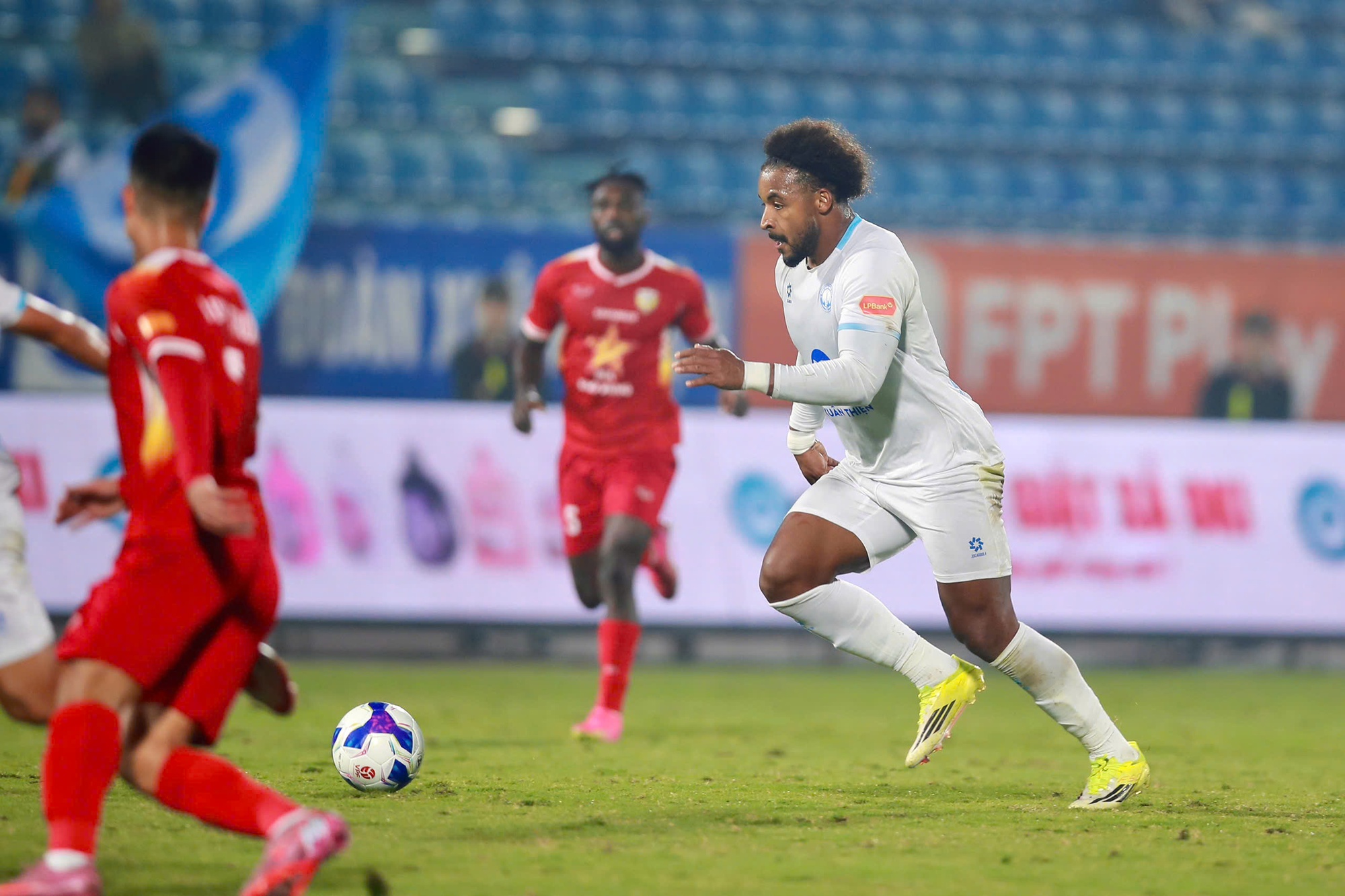 Xu&acirc;n Son n&eacute;m chai nước & mối lo lớn cho ĐT Việt Nam - Ảnh 3.