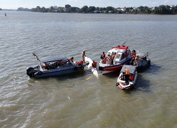 Lật thuyền đua tr&ecirc;n s&ocirc;ng Đồng Nai, 12 vận động vi&ecirc;n rơi xuống s&ocirc;ng - Ảnh 1.