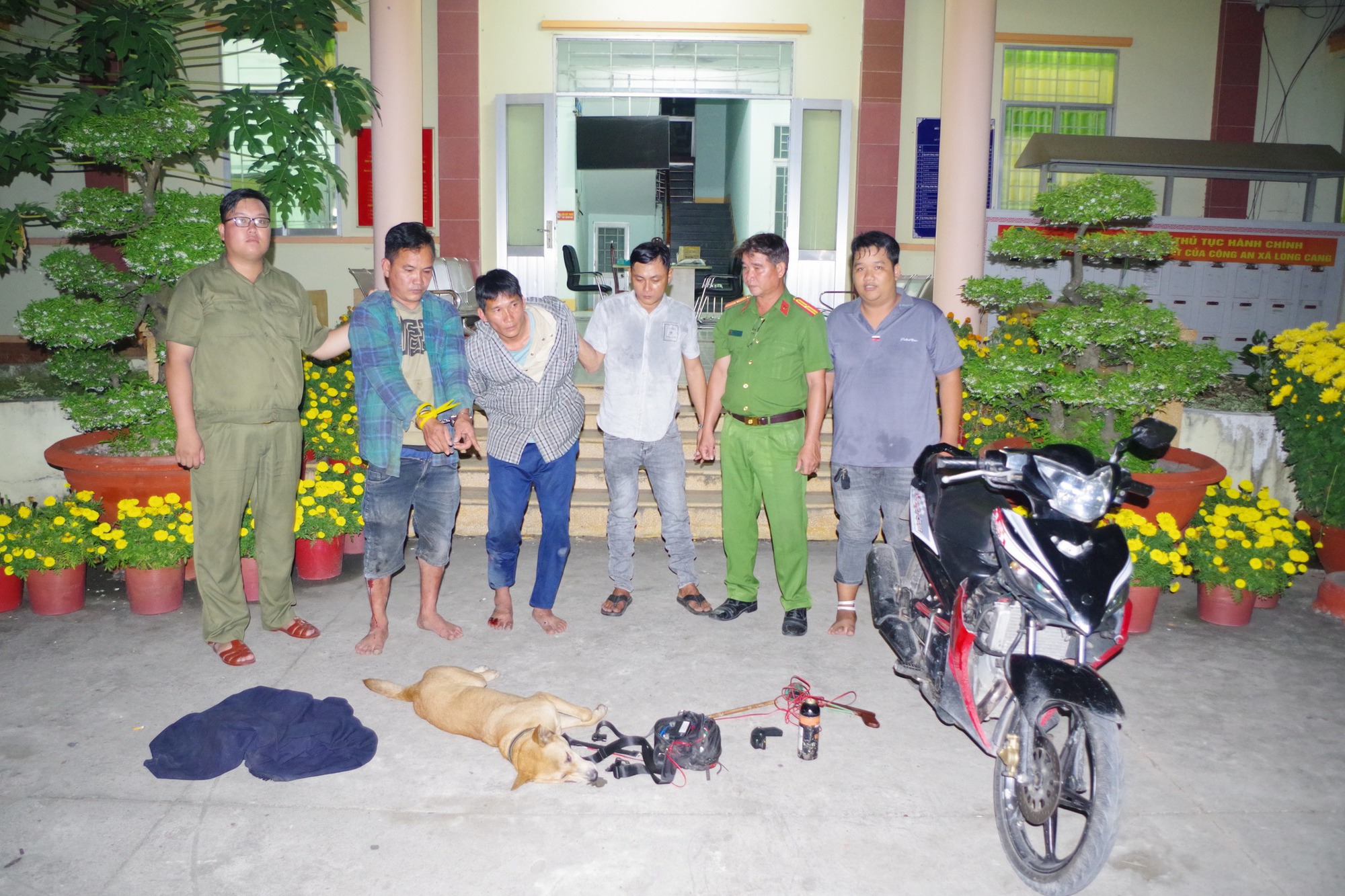 Trộm ch&oacute; d&ugrave;ng s&uacute;ng điện v&agrave; b&igrave;nh xịt cay chống trả c&ocirc;ng an T&acirc;y Ninh - Ảnh 1.