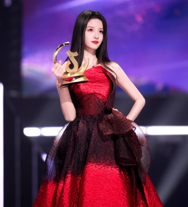 Ngắm dung mạo n&agrave;y sẽ hiểu v&igrave; sao "ch&uacute;ng sinh kh&ocirc;ng b&igrave;nh đẳng":Nhan sắc sinh ra ở vạch đ&iacute;ch, lấy hết tinh hoa tr&ecirc;n đời - Ảnh 4.