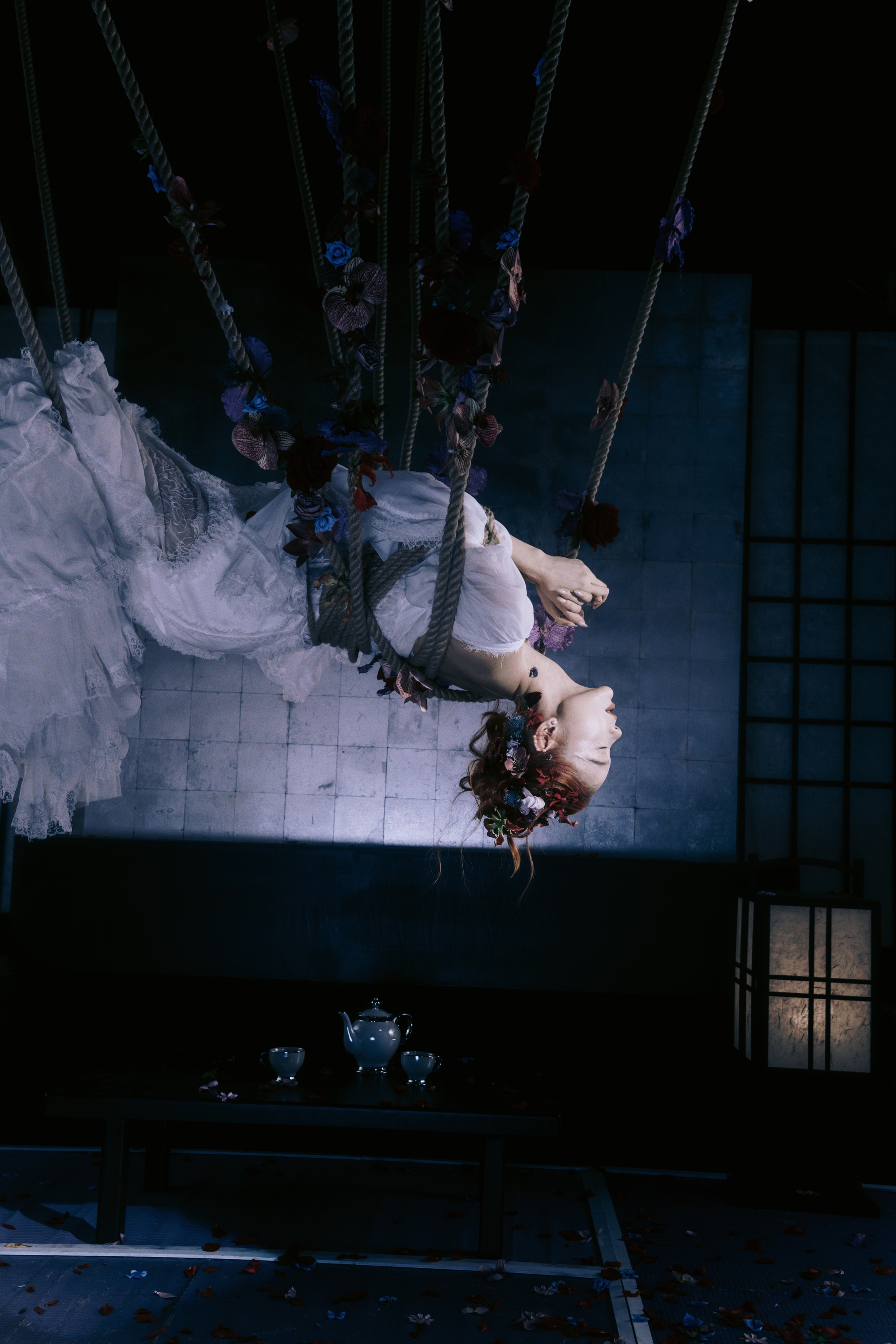 Minh Hằng bị tr&oacute;i treo ngược tr&ecirc;n kh&ocirc;ng trung, g&acirc;y &aacute;m ảnh  - Ảnh 3.