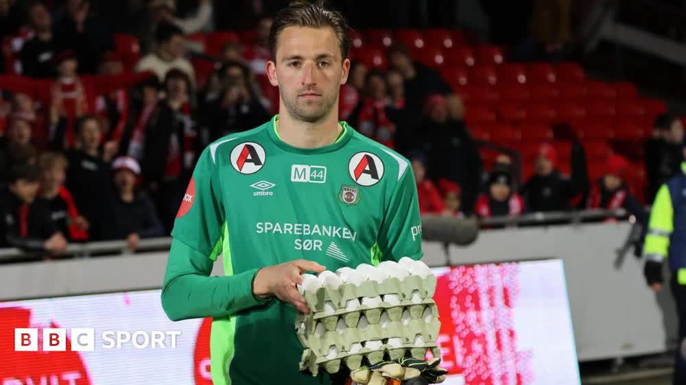 Giải bóng đá "độc lạ": Ai đời cầu thủ xuất sắc nhất trận đấu lại được tặng trứng, cà rốt và củi khô thế này! - Ảnh 1. Giải bóng đá "độc lạ": Ai đời cầu thủ xuất sắc nhất trận đấu lại được tặng trứng, cà rốt và củi khô thế này! - Ảnh 1.