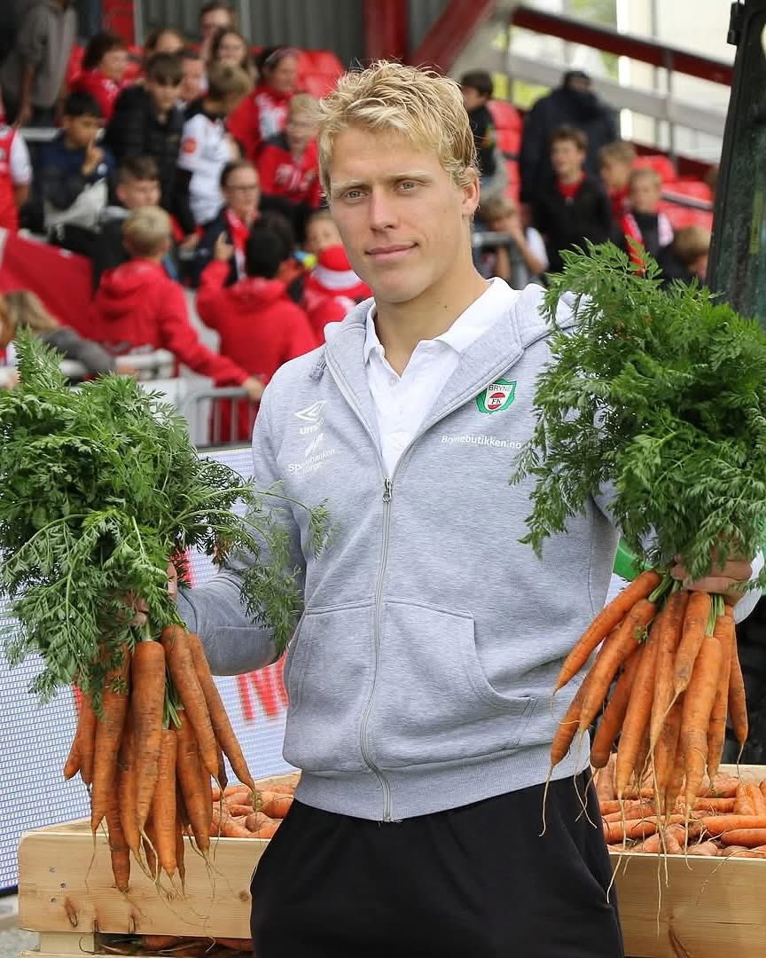 Giải bóng đá "độc lạ": Ai đời cầu thủ xuất sắc nhất trận đấu lại được tặng trứng, cà rốt và củi khô thế này! - Ảnh 6. Giải bóng đá "độc lạ": Ai đời cầu thủ xuất sắc nhất trận đấu lại được tặng trứng, cà rốt và củi khô thế này! - Ảnh 6.