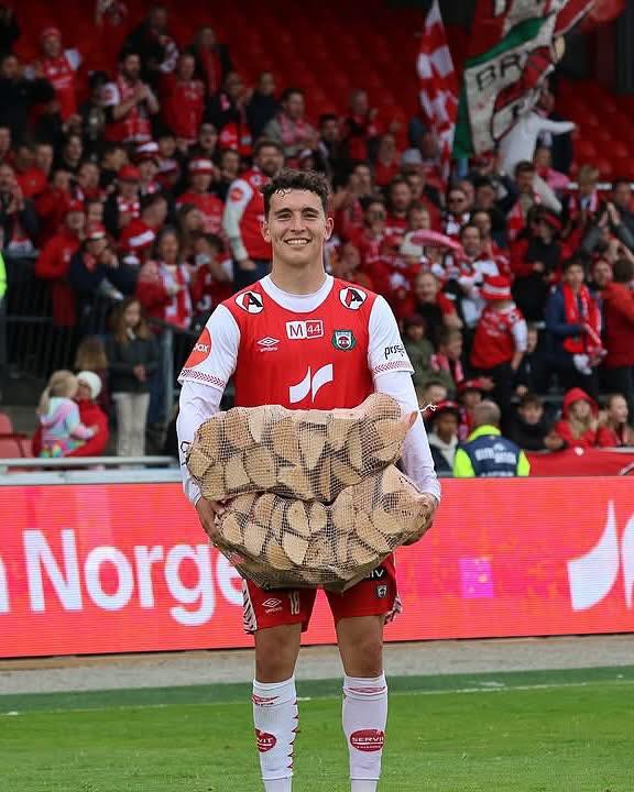 Giải bóng đá "độc lạ": Ai đời cầu thủ xuất sắc nhất trận đấu lại được tặng trứng, cà rốt và củi khô thế này! - Ảnh 5. Giải bóng đá "độc lạ": Ai đời cầu thủ xuất sắc nhất trận đấu lại được tặng trứng, cà rốt và củi khô thế này! - Ảnh 5.