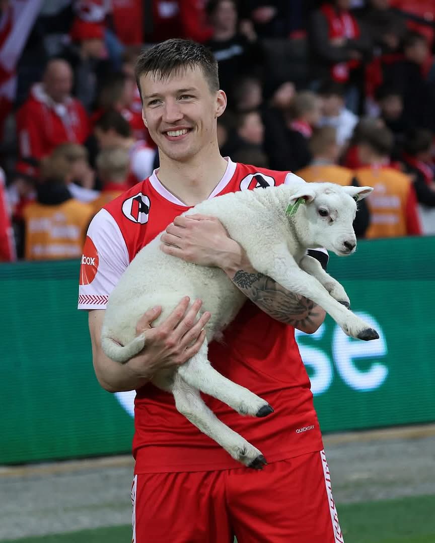 Giải bóng đá "độc lạ": Ai đời cầu thủ xuất sắc nhất trận đấu lại được tặng trứng, cà rốt và củi khô thế này! - Ảnh 2. Giải bóng đá "độc lạ": Ai đời cầu thủ xuất sắc nhất trận đấu lại được tặng trứng, cà rốt và củi khô thế này! - Ảnh 2.