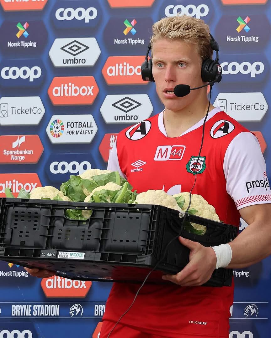 Giải bóng đá "độc lạ": Ai đời cầu thủ xuất sắc nhất trận đấu lại được tặng trứng, cà rốt và củi khô thế này! - Ảnh 3. Giải bóng đá "độc lạ": Ai đời cầu thủ xuất sắc nhất trận đấu lại được tặng trứng, cà rốt và củi khô thế này! - Ảnh 3.