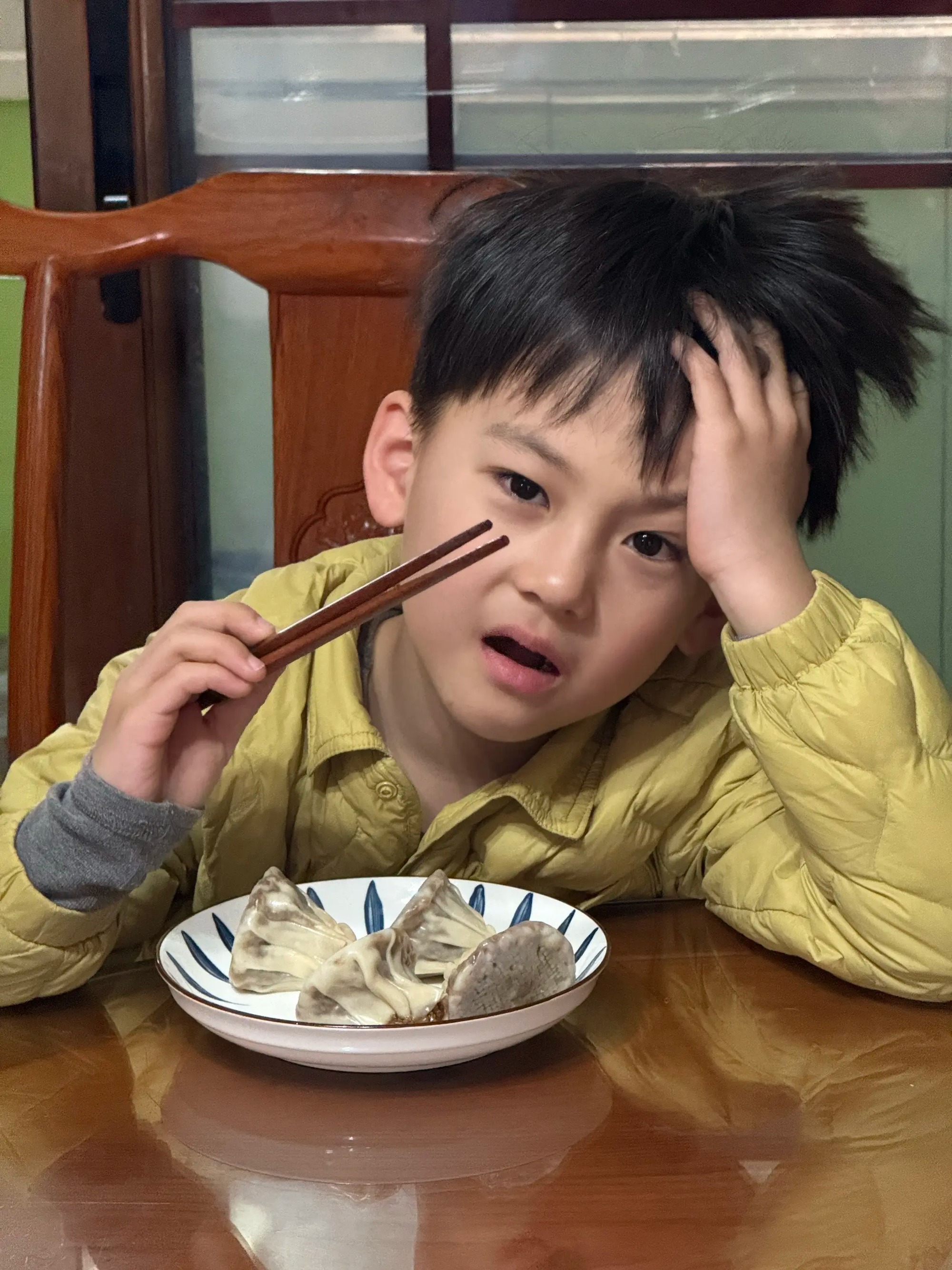 4 sai lầm ch&iacute; mạng tr&ecirc;n b&agrave;n ăn khiến đứa trẻ lớn l&ecirc;n chỉ biết sống hưởng thụ- Ảnh 1.