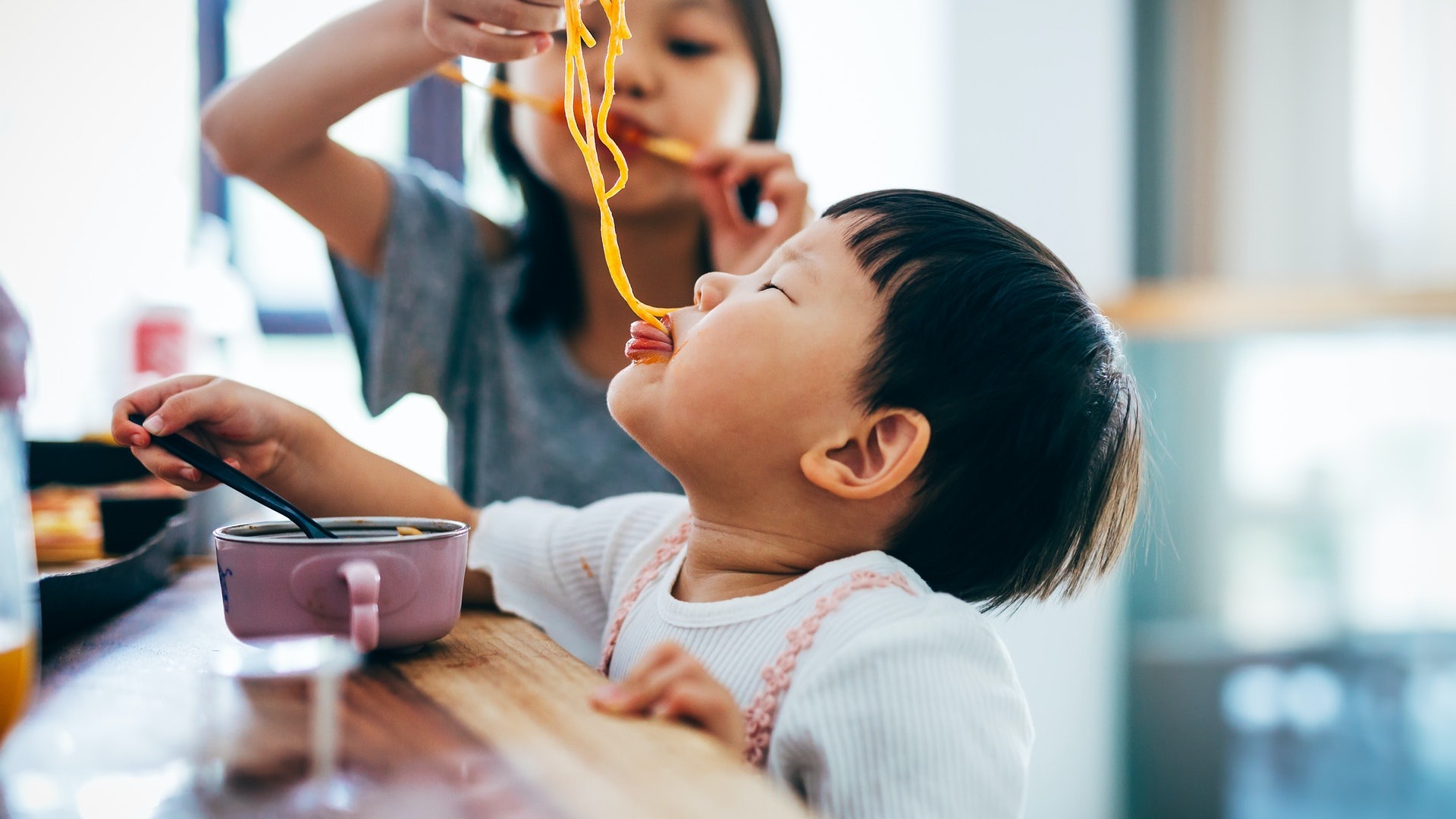 4 sai lầm ch&iacute; mạng tr&ecirc;n b&agrave;n ăn khiến đứa trẻ lớn l&ecirc;n chỉ biết sống hưởng thụ- Ảnh 2.