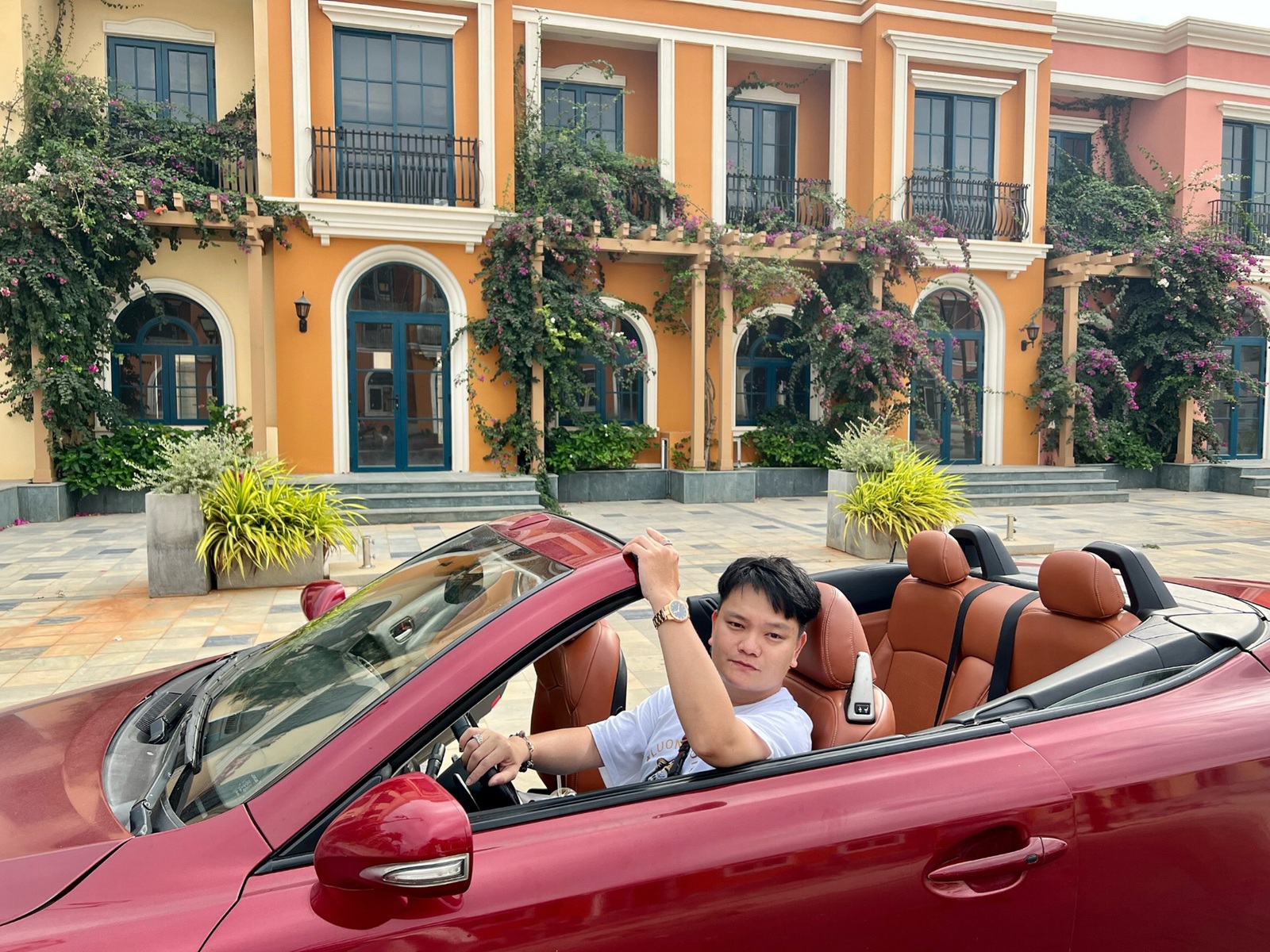 Nam diễn vi&ecirc;n sở hữu 19 căn nh&agrave; v&agrave; biệt thự ở tuổi ngo&agrave;i 30, khoe l&igrave; x&igrave; 2 con nhận được, ai cũng xin v&iacute;a- Ảnh 3.