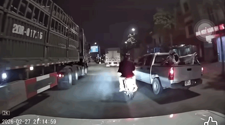 Ô tô bán tải tạt đầu xe máy chèn ngã người chở trẻ em gây phẫn nộ - Ảnh 1. Ô tô bán tải tạt đầu xe máy chèn ngã người chở trẻ em gây phẫn nộ - Ảnh 1.