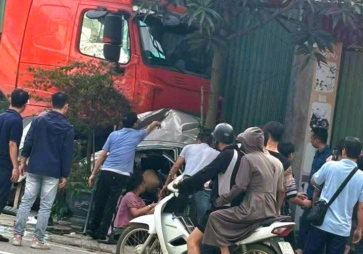 Xe đầu kéo tông xe ô tô con lao lên vỉa hè, 1 người ngồi bên đường tử vong - Ảnh 1.