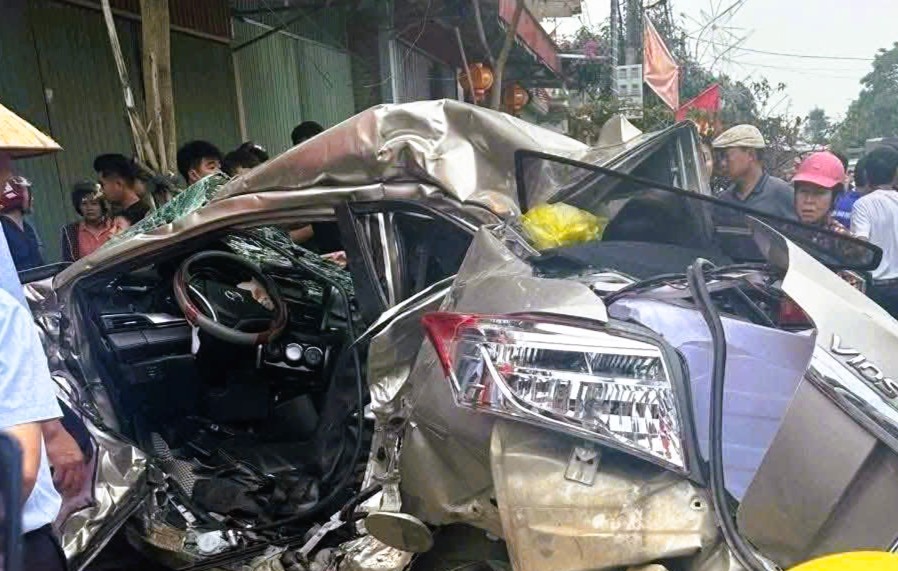 Xe đầu kéo tông xe ô tô con lao lên vỉa hè, 1 người ngồi bên đường tử vong - Ảnh 2.