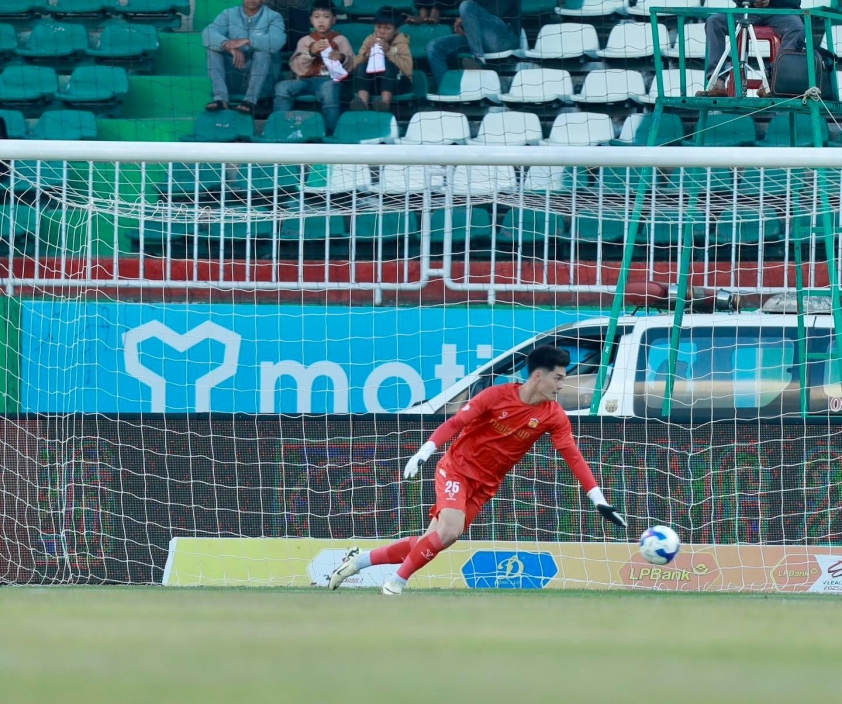 Tỏa sáng tại V.League, thủ môn "hot boy" ca ngợi: "Tinh thần, khao khát của U23 Việt Nam đáng học hỏi" - Ảnh 1.