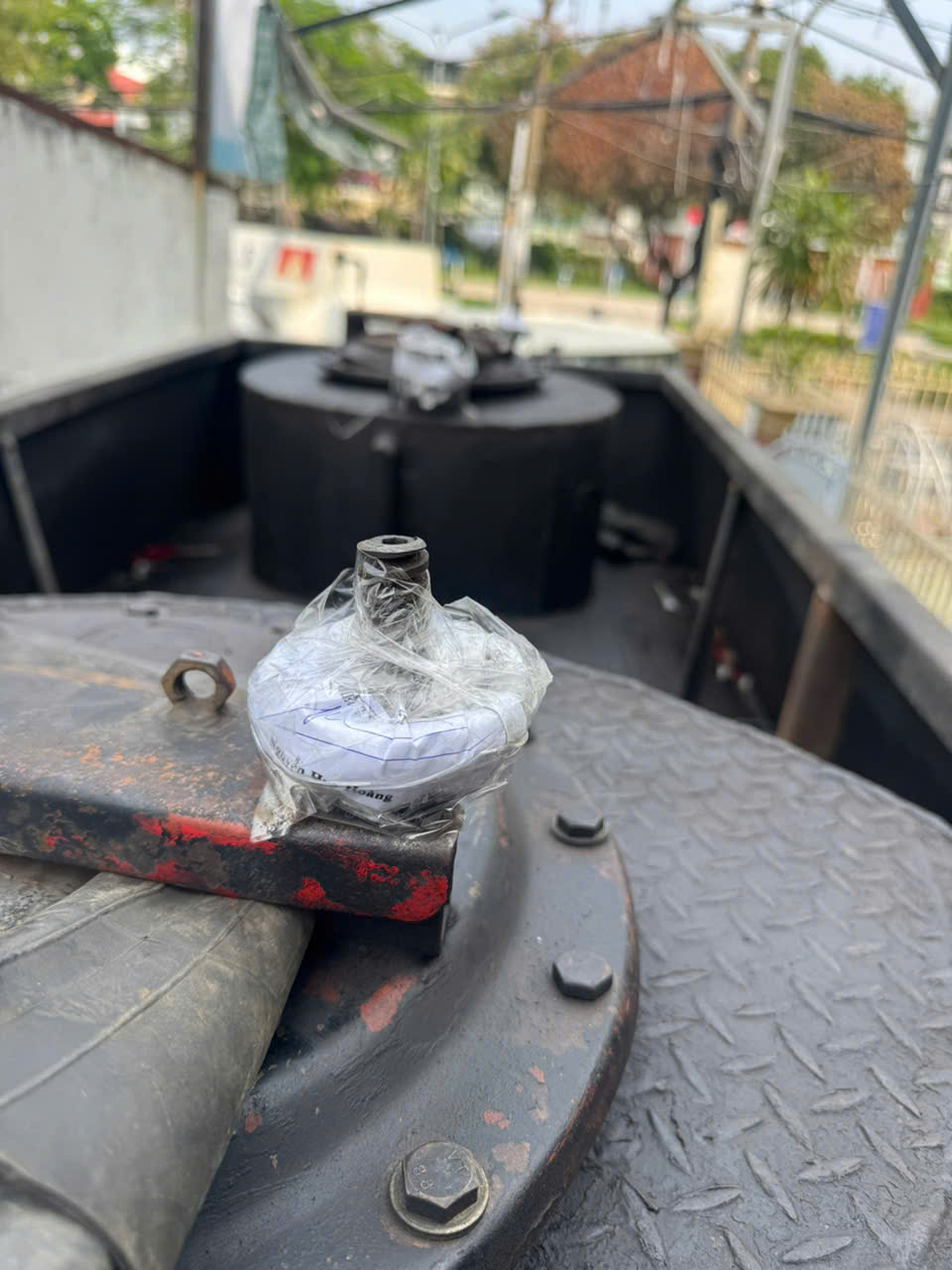 H&igrave;nh ảnh C&ocirc;ng an TPHCM ni&ecirc;m phong b&ecirc;n trong "tập đo&agrave;n" xăng giả - Ảnh 7.