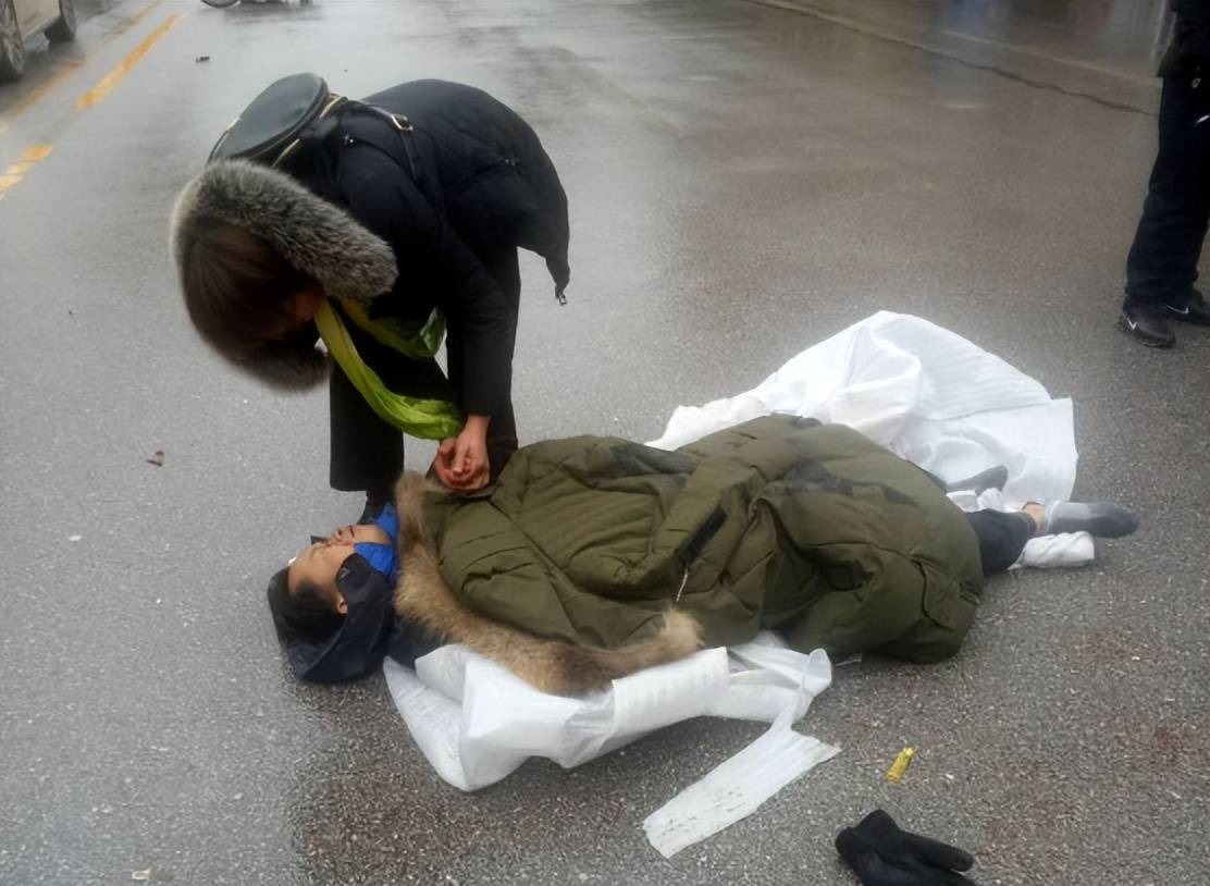 Người mẹ què chân nhặt rác nuôi con gái vào đại học: Ngày con gái cưới, bố chồng của cô bất ngờ quỳ sụp trước mặt bà- Ảnh 1.