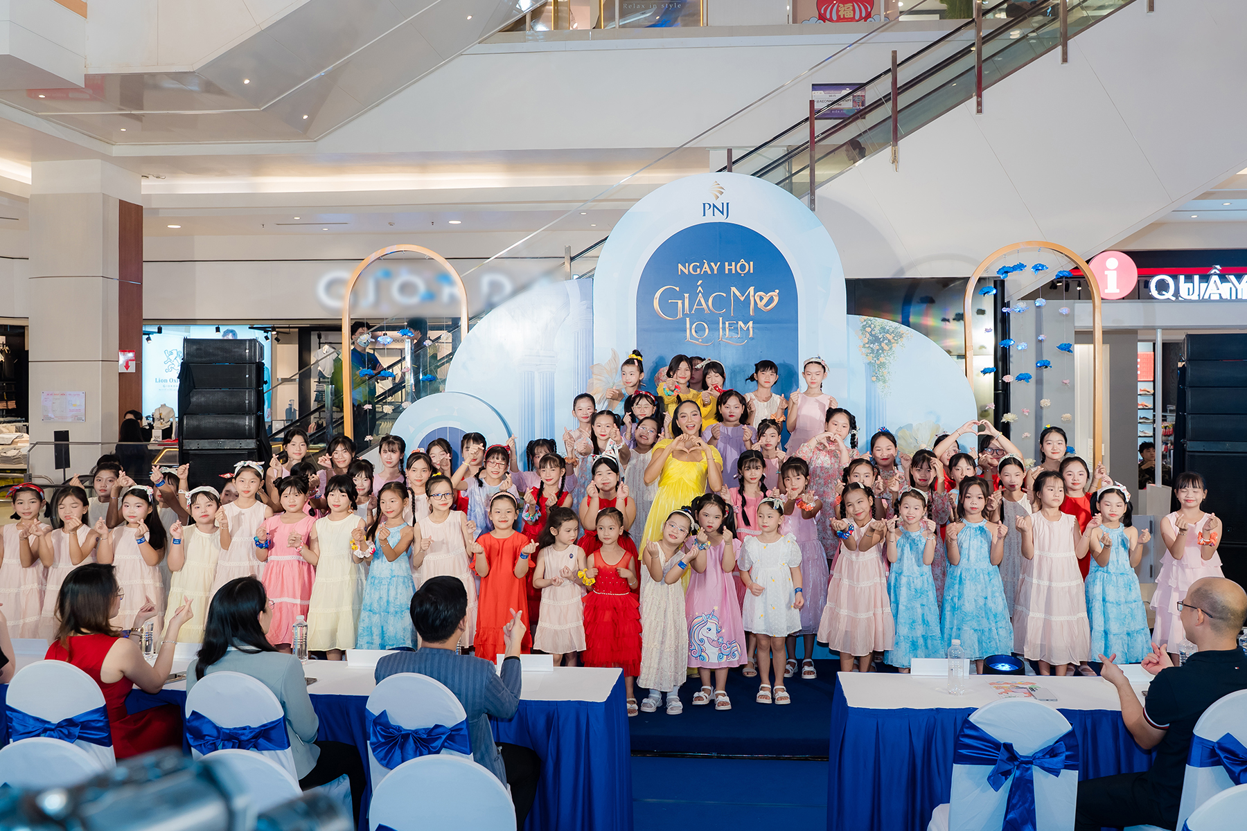 "Giấc mơ Lọ Lem" và phép màu có thật cho 1000 trẻ em gái Việt- Ảnh 3. "Giấc mơ Lọ Lem" và phép màu có thật cho 1000 trẻ em gái Việt- Ảnh 3.