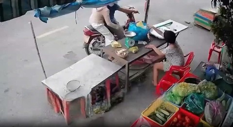 Vụ người phụ nữ khuyết tật tử vong sau khi bị cướp điện thoại: Cái giá phải trả cho 2 đối tượng trộm cắp - Ảnh 2.