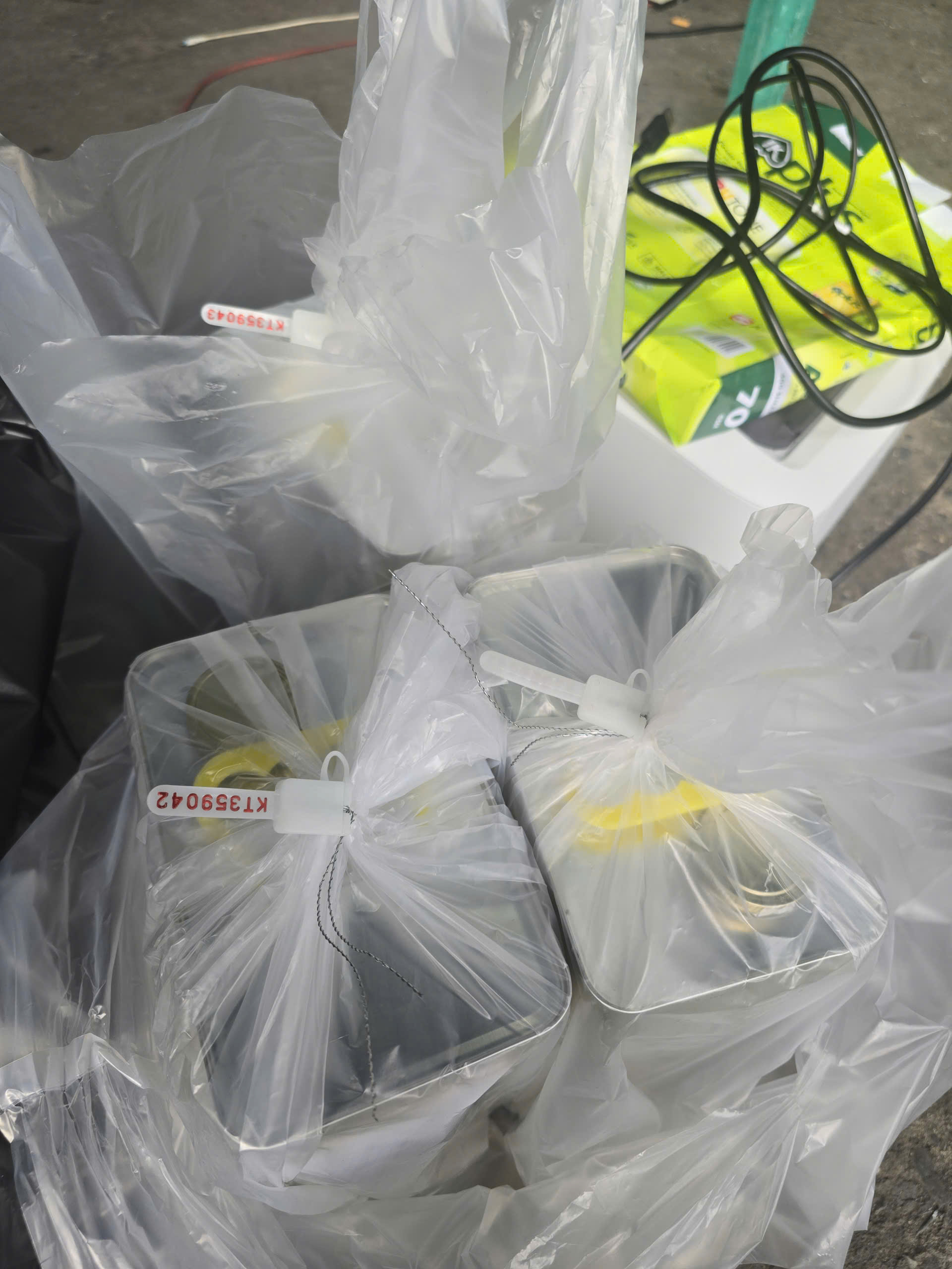 H&igrave;nh ảnh C&ocirc;ng an TPHCM ni&ecirc;m phong b&ecirc;n trong "tập đo&agrave;n" xăng giả - Ảnh 10.