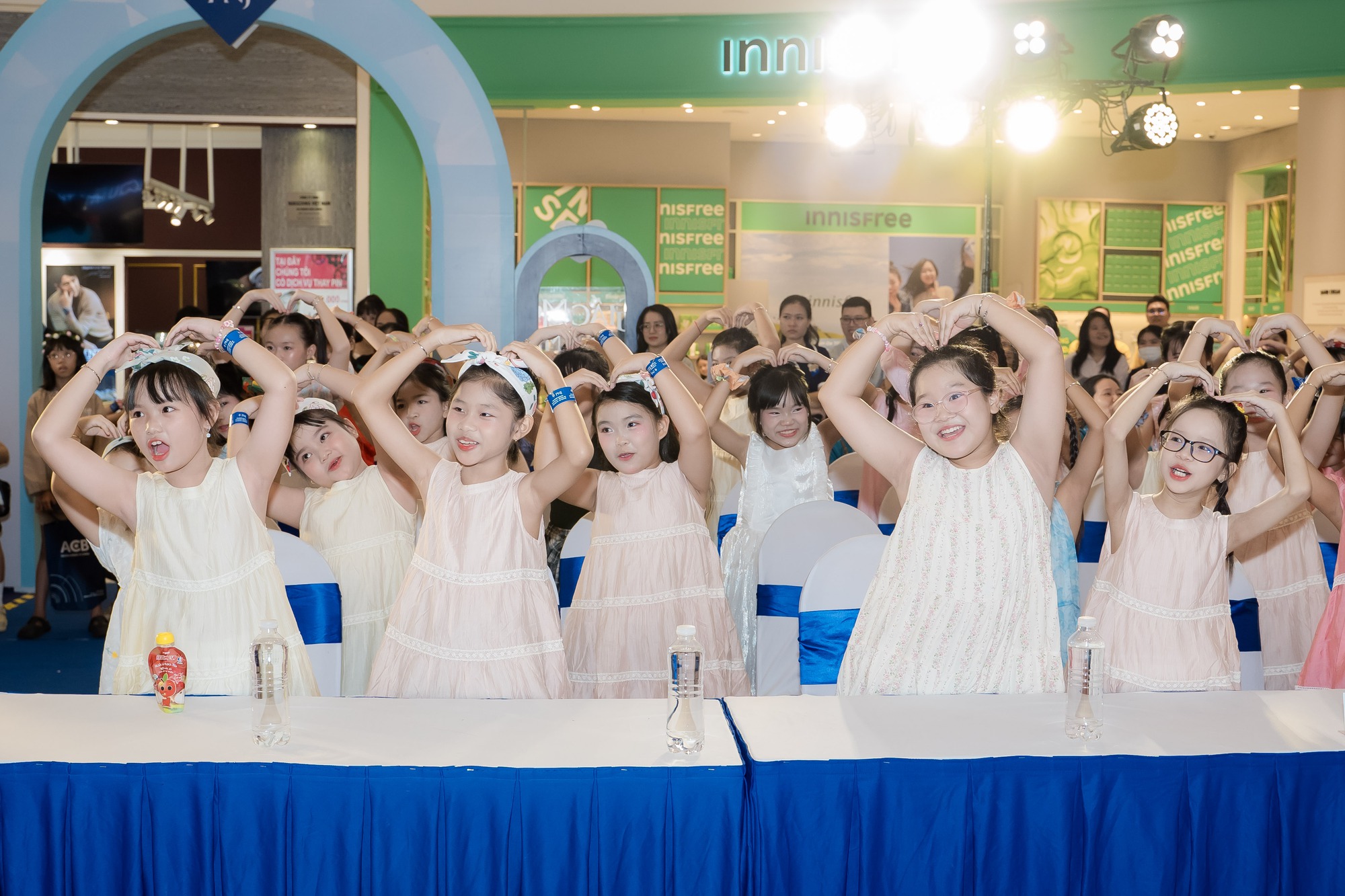 "Giấc mơ Lọ Lem" và phép màu có thật cho 1000 trẻ em gái Việt- Ảnh 4. "Giấc mơ Lọ Lem" và phép màu có thật cho 1000 trẻ em gái Việt- Ảnh 4.