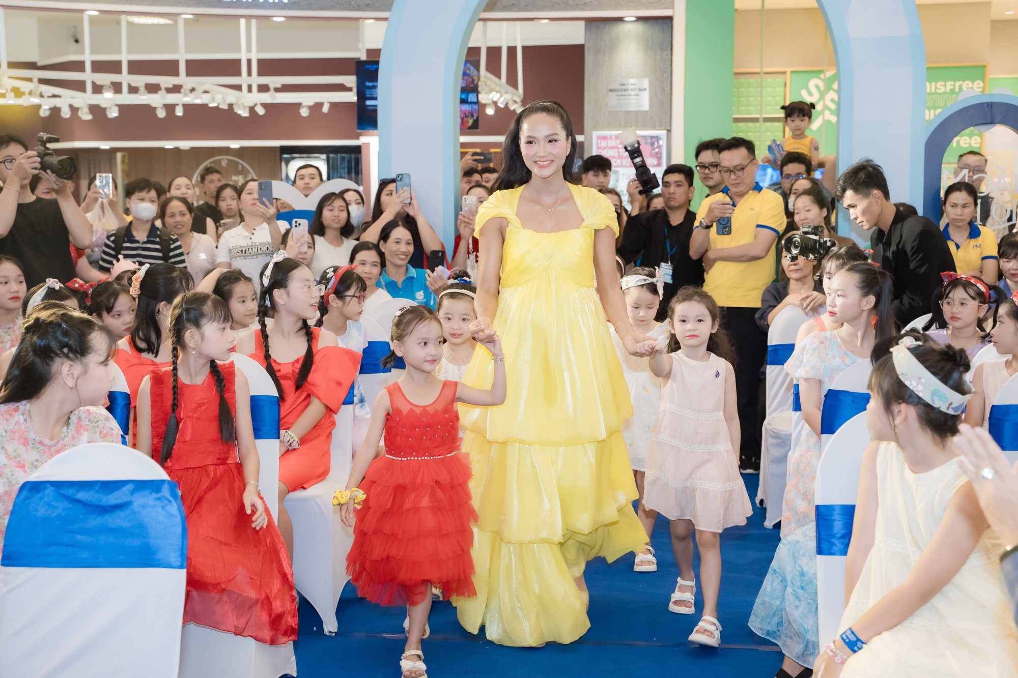 "Giấc mơ Lọ Lem" và phép màu có thật cho 1000 trẻ em gái Việt- Ảnh 2. "Giấc mơ Lọ Lem" và phép màu có thật cho 1000 trẻ em gái Việt- Ảnh 2.