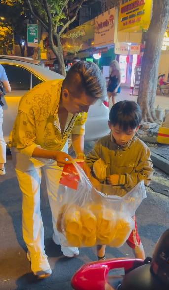 "&Ocirc;ng ho&agrave;ng nhạc Việt" đ&igrave;nh đ&aacute;m một thời: M&igrave;nh đ&atilde; đến tận nh&agrave; của b&eacute; rồi - Ảnh 2.