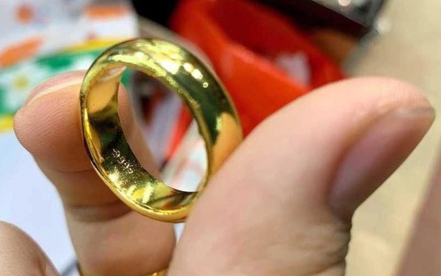 Cho chị chồng mượn 3 chỉ vàng, đến khi vàng tăng gấp 3 thì chị đòi trả theo giá cũ: Đây là cách xử lý "khôn"!- Ảnh 1.