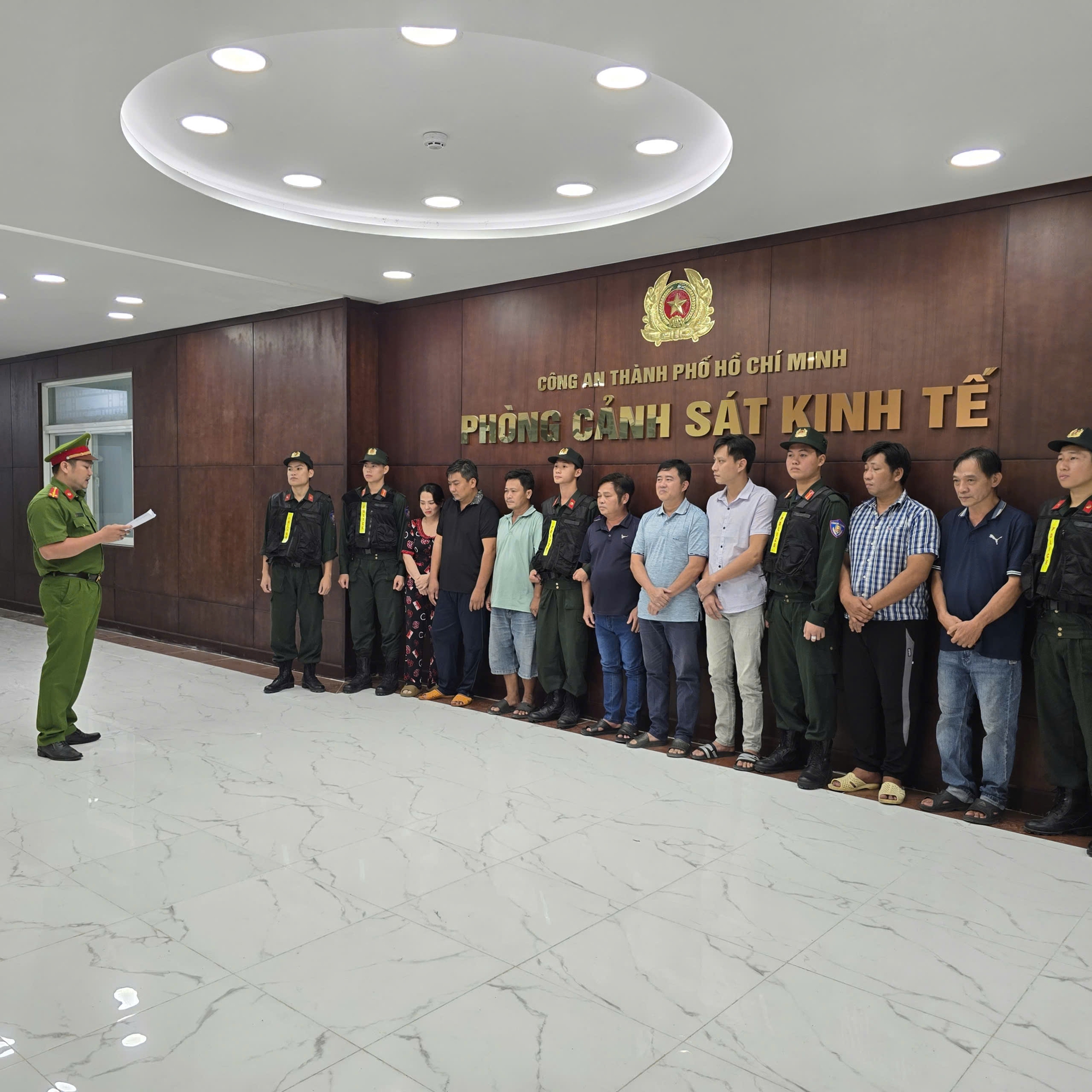 H&igrave;nh ảnh C&ocirc;ng an TPHCM ni&ecirc;m phong b&ecirc;n trong "tập đo&agrave;n" xăng giả - Ảnh 1.