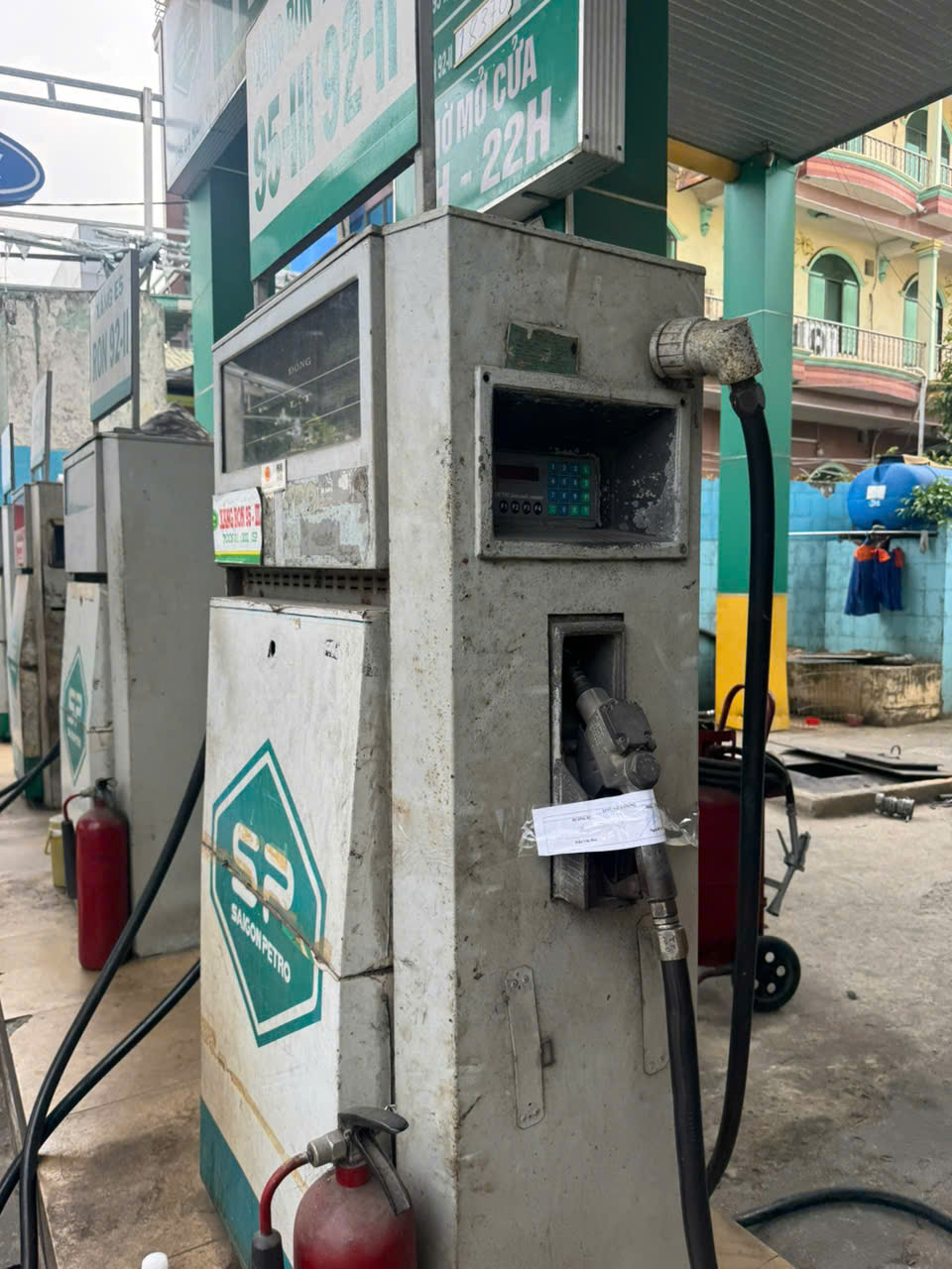 H&igrave;nh ảnh C&ocirc;ng an TPHCM ni&ecirc;m phong b&ecirc;n trong "tập đo&agrave;n" xăng giả - Ảnh 5.